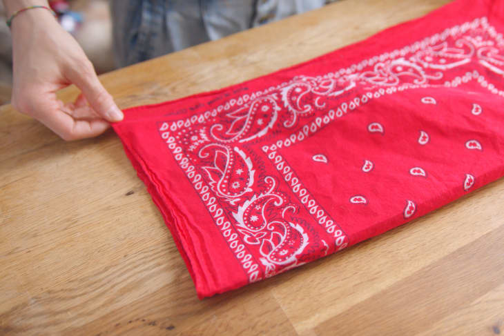 红色大手帕被对折，长度方面