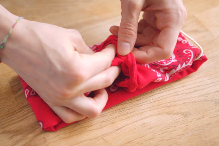 折叠的红色大手帕的一端被塞进另一端