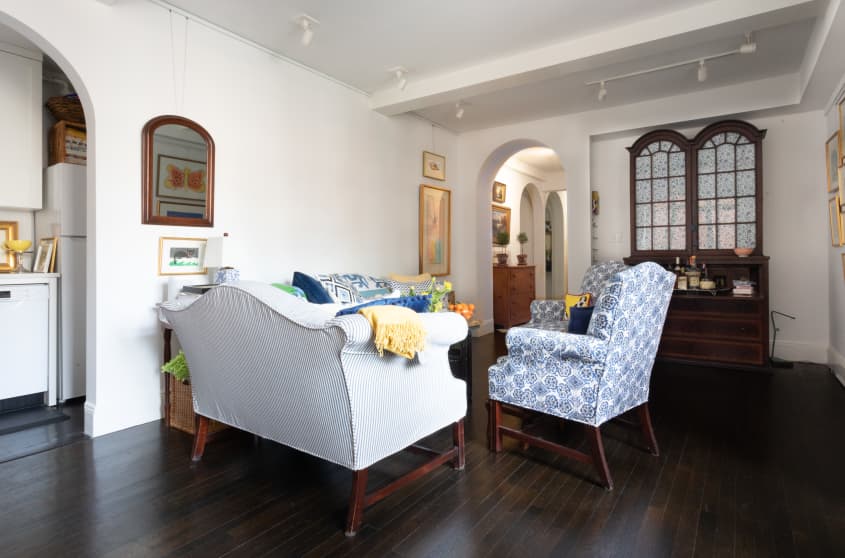 客厅有蓝色和白色图案的家具，深色木材