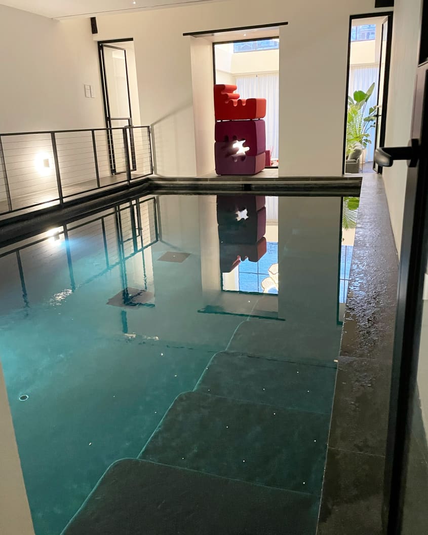 A modern room with a pool
