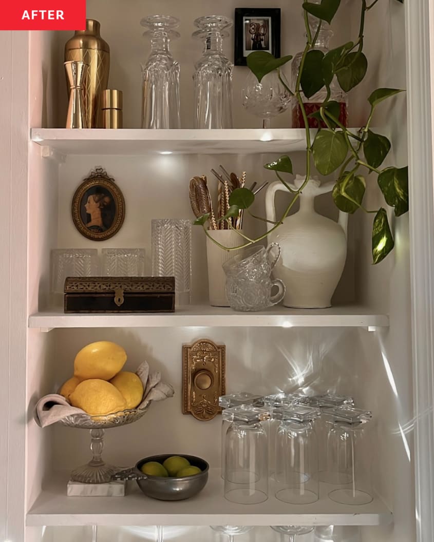 卡莉·富勒(Carly Fuller)的嵌入式厨房角落架子与她的浅色墙壁相匹配，并与植物、盘子和玻璃器皿搭配