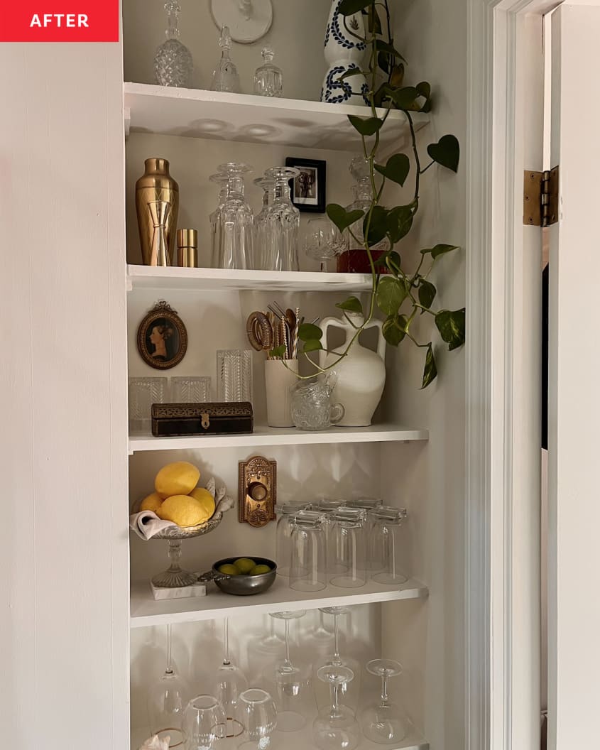 卡莉·富勒(Carly Fuller)的嵌入式厨房角落架子与她的浅色墙壁相匹配，并与植物、盘子和玻璃器皿搭配