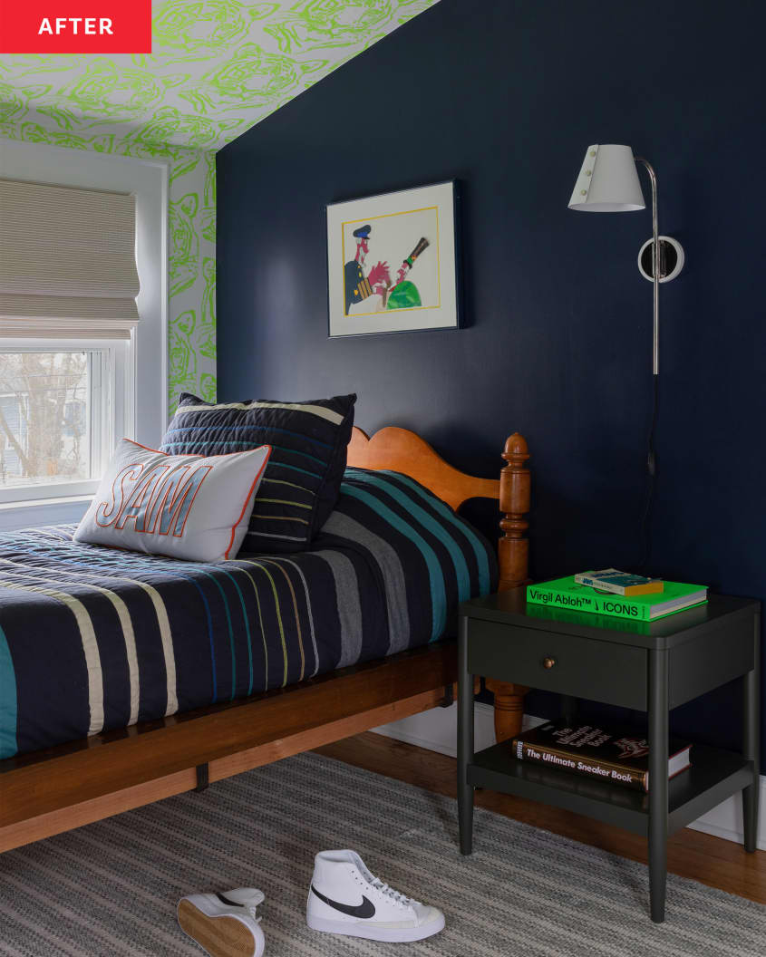 床上,深蓝灰色和白色条纹羊毛围巾,lamp sconce, wood bed frame, nikes, beige rug, black metal side table, book, dark blue wall, light green and white patterned wallpaper on on wall and ceiling, guitar art, beige roman shades