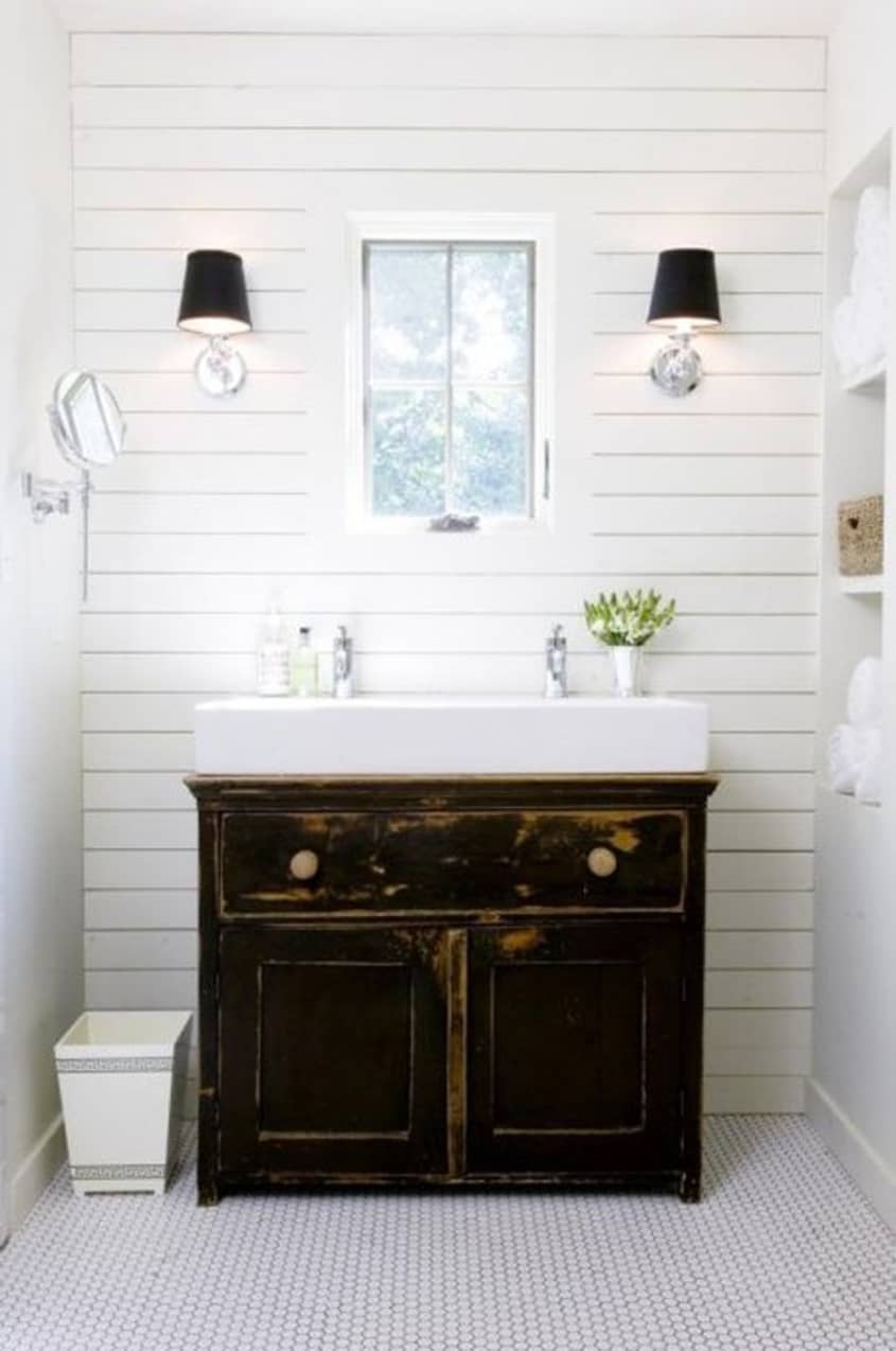 14 Ways to Decorate with Vintage Pieces in Your Bathroom | Apartment ...