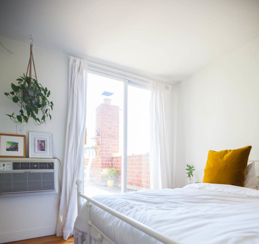 Bustle Beauty Editor Olivia Muenter's NYC Home Apartment Therapy