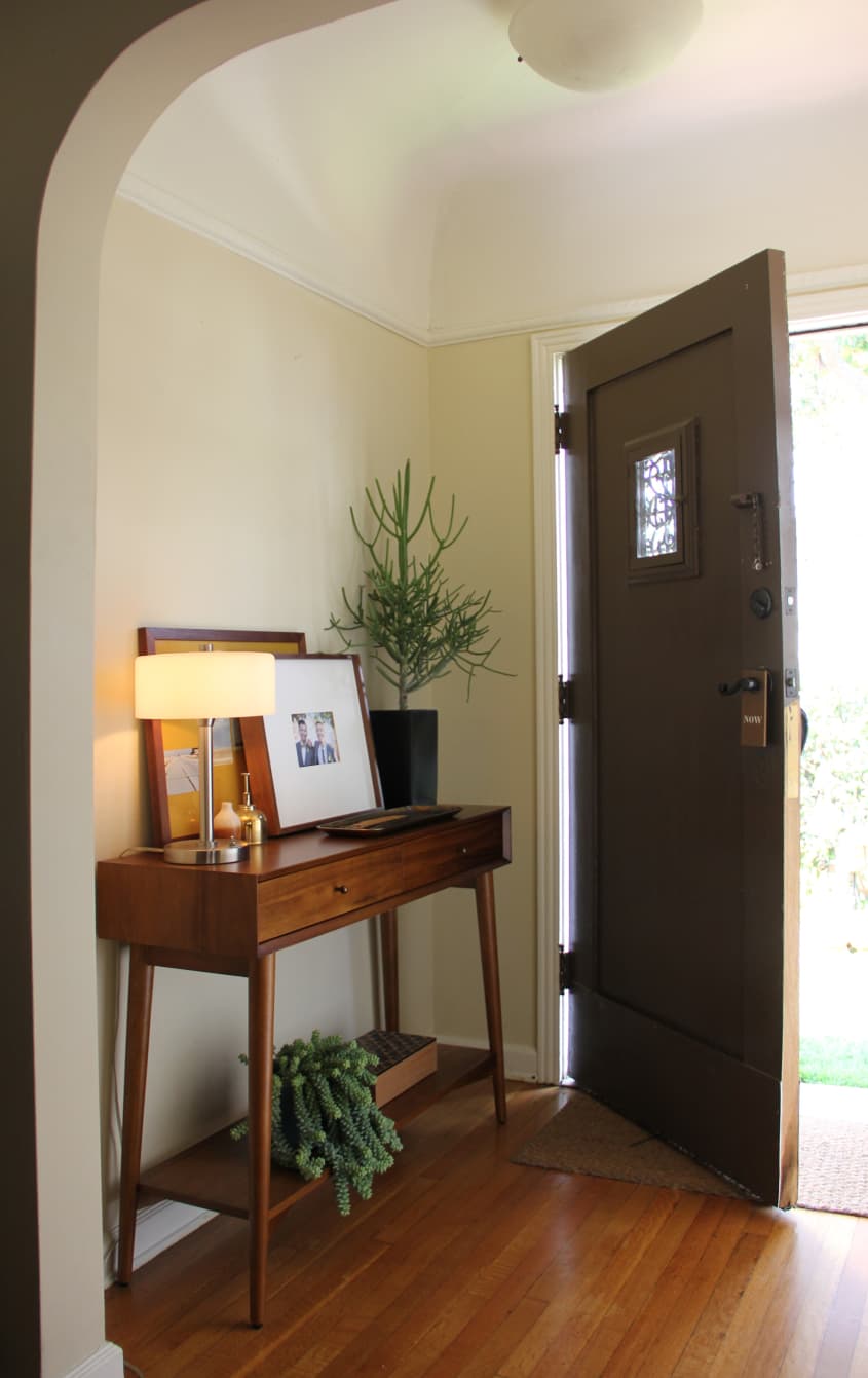 Form & Function Stylishly Blend in this Miracle Mile Home in LA