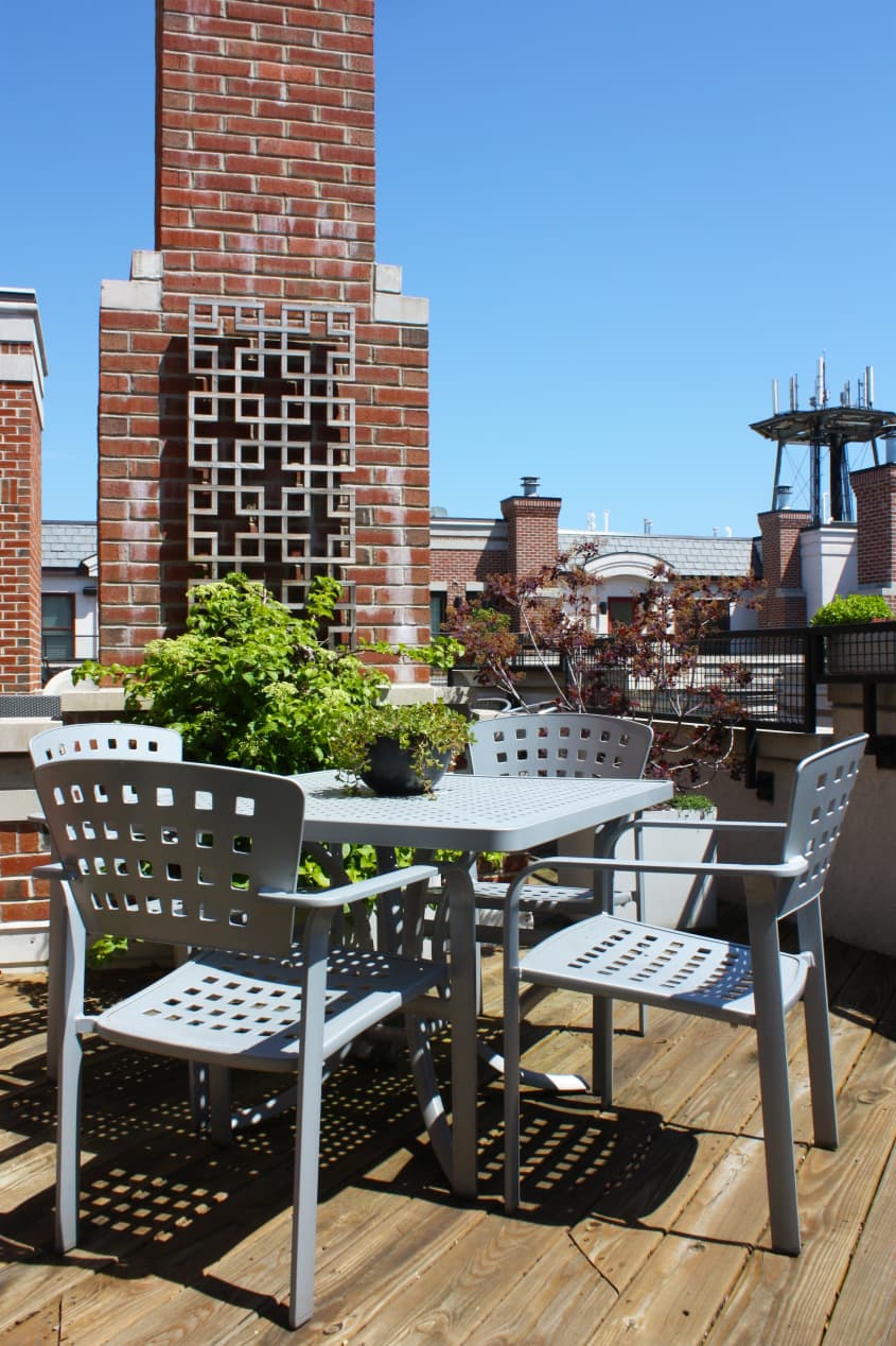 Gabriel & Grant’s Warm Minimalism in Chicago Apartment Therapy