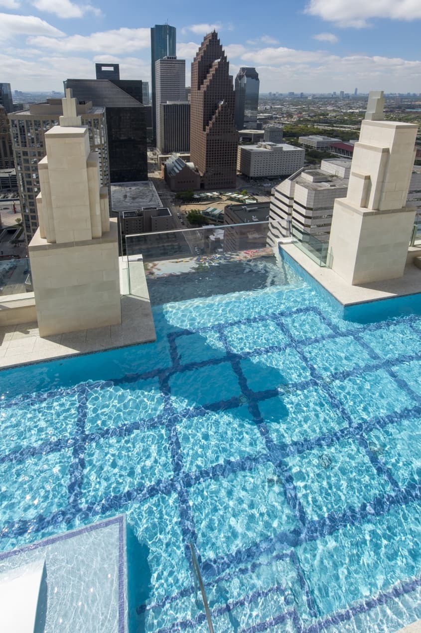 Check Out a Glass Bottomed Pool, 43 Stories Above Houston | Apartment ...