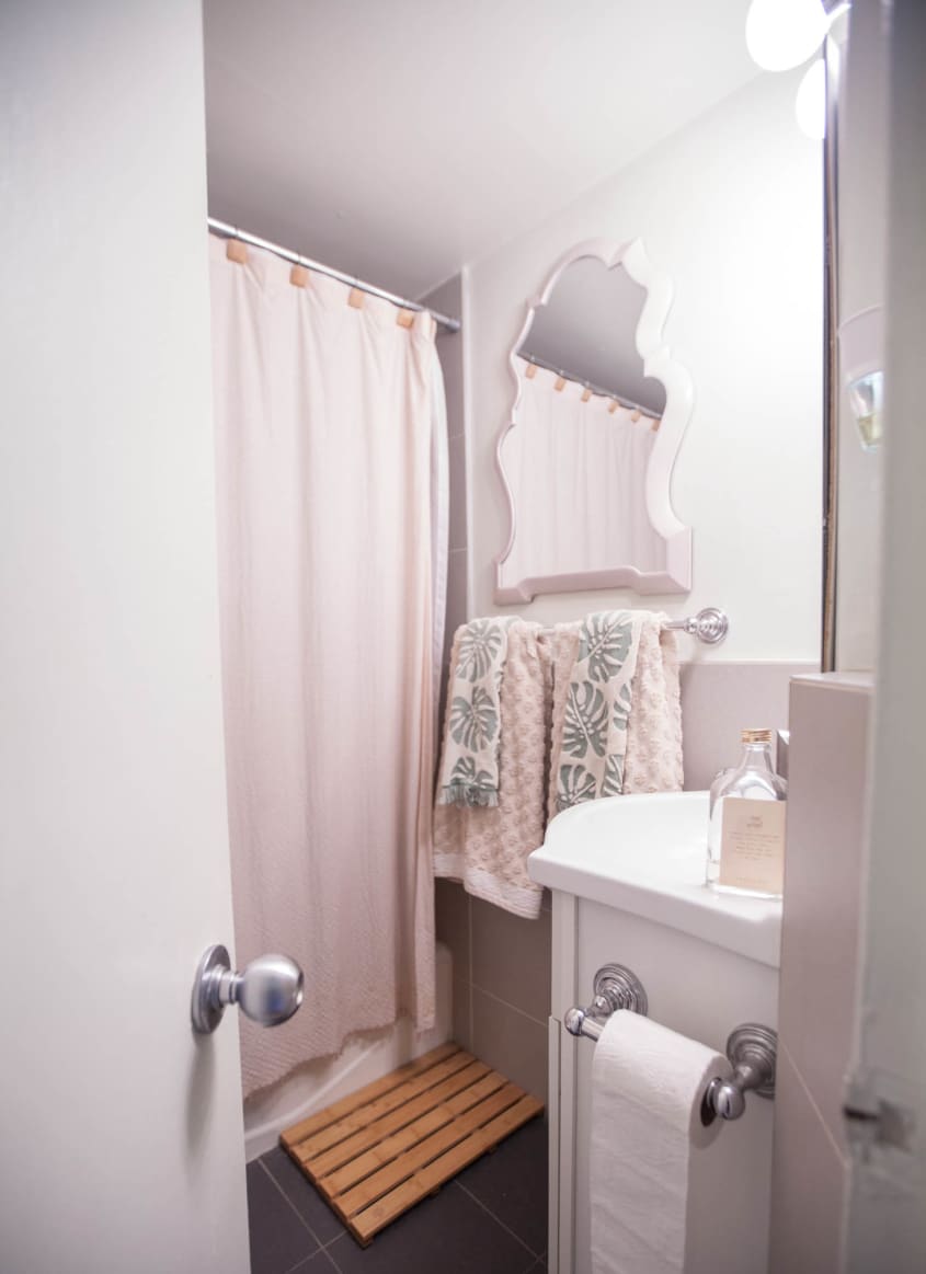 Bustle Beauty Editor Olivia Muenter's NYC Home Apartment Therapy