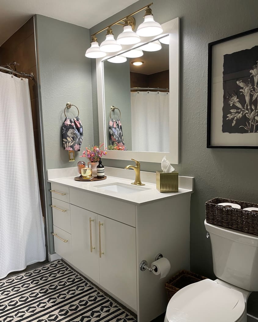 An $800 Rental Bath Makeover Goes from “Drab” to Fab | Apartment Therapy