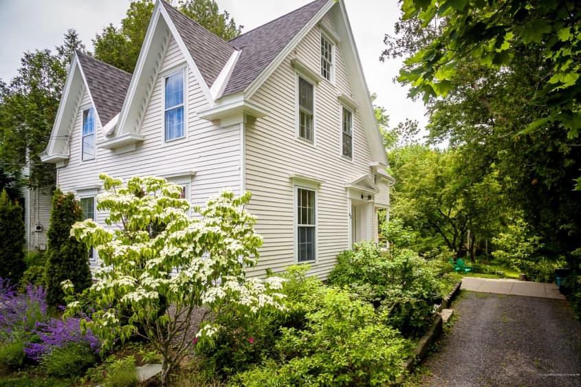 65 Chestnut St., Camden, Maine — Farmhouses for Sale Apartment Therapy