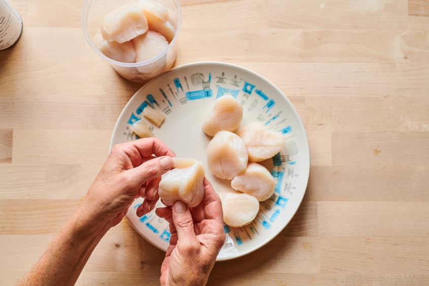 peeling off muscles of scallop