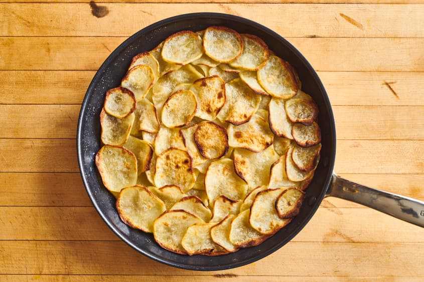 finsihed pommes anna sits in a pan
