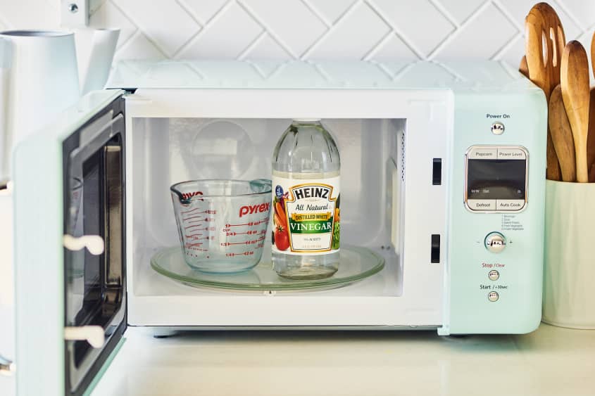 How To Clean A Microwave With Vinegar