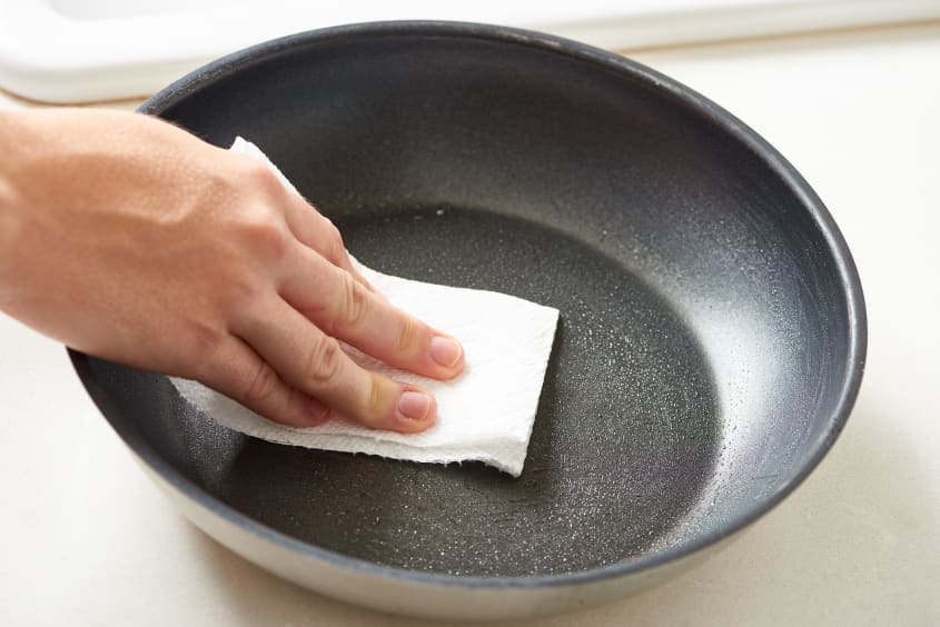 How to clean burnt store non stick pan