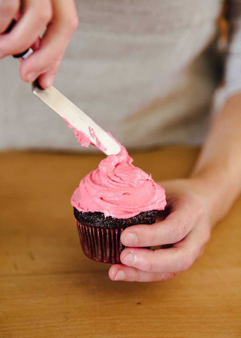 How To Frost a Cupcake 5 Easy Ways The Kitchn