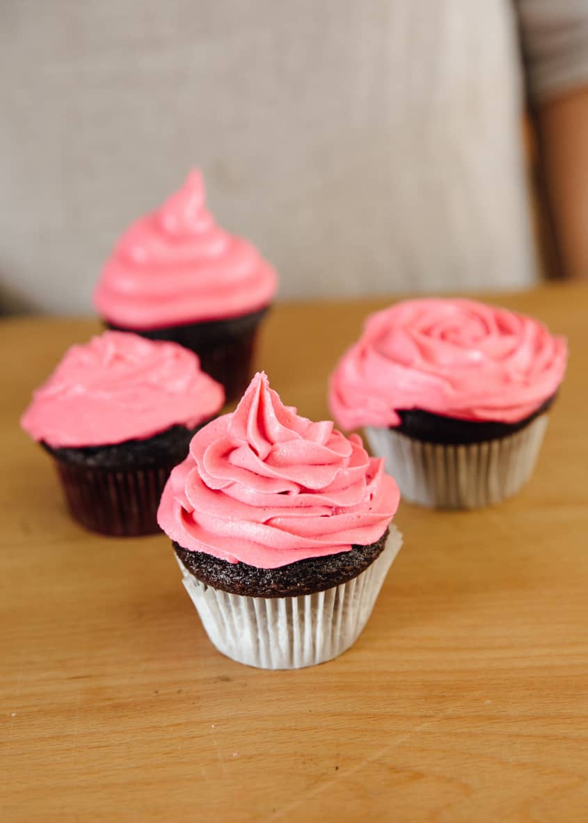 How To Frost A Cupcake 5 Easy Ways The Kitchn   41dbb2de31543bd64eea38f7f45d6fb1e394fa21