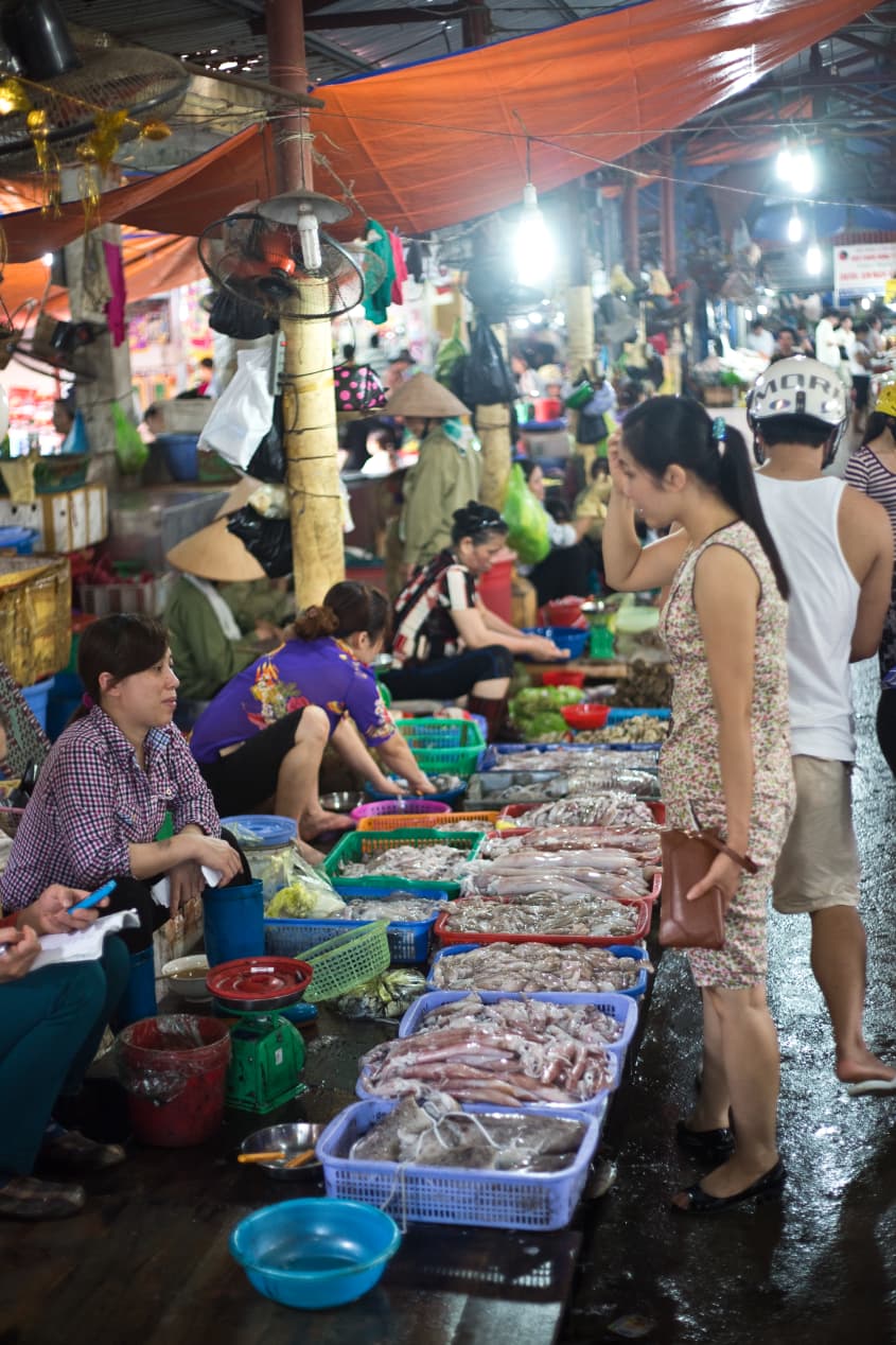 If You Love Seafood, You Should See This Market Tour of Cat Ba Island ...