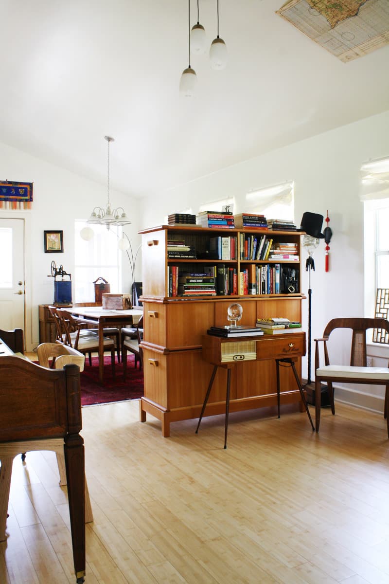 Michael’s Masculine &amp; Modern Open Studio Apartment Therapy
