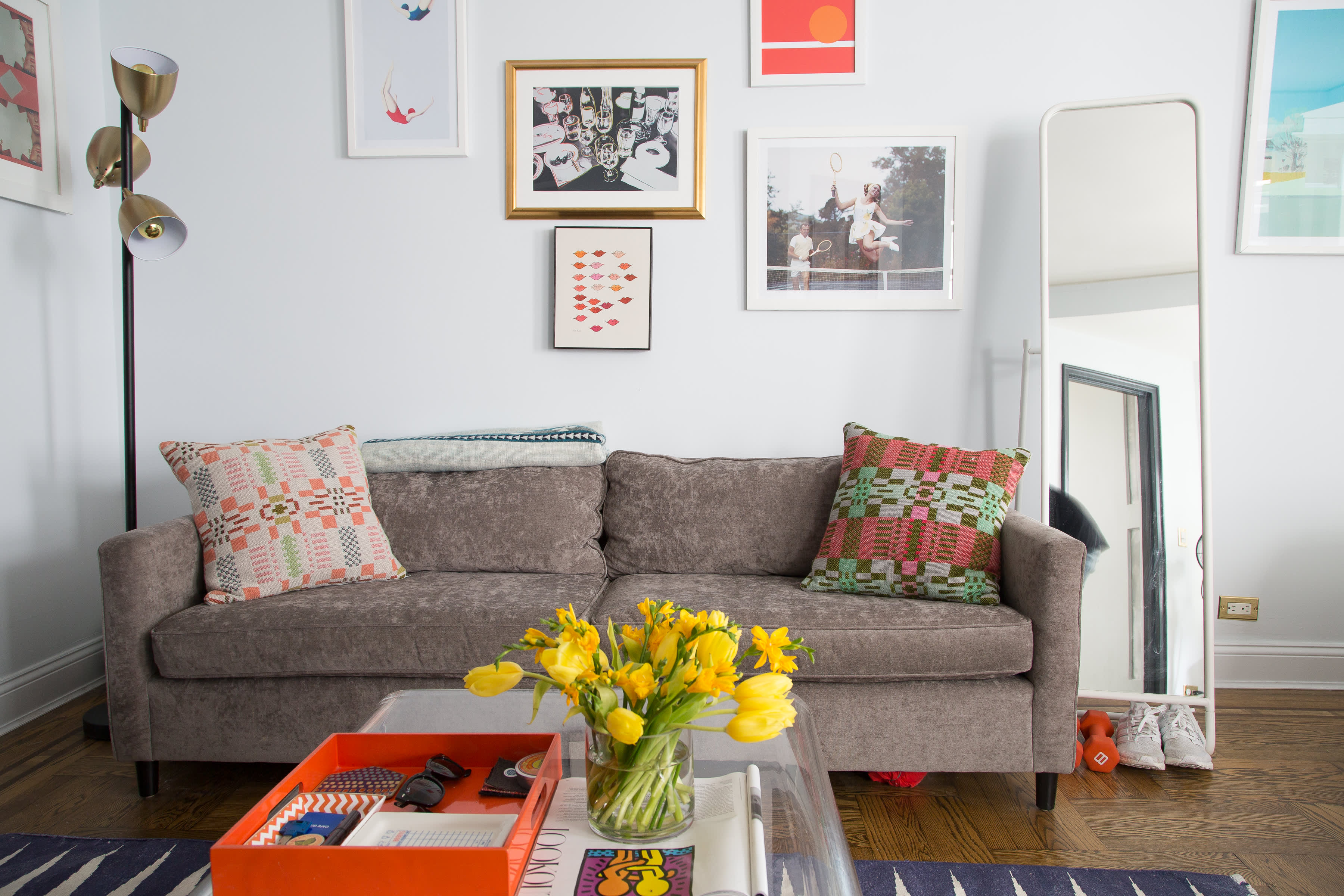 House Tour A Colorful 450 Square Foot Nyc Studio Apartment Therapy