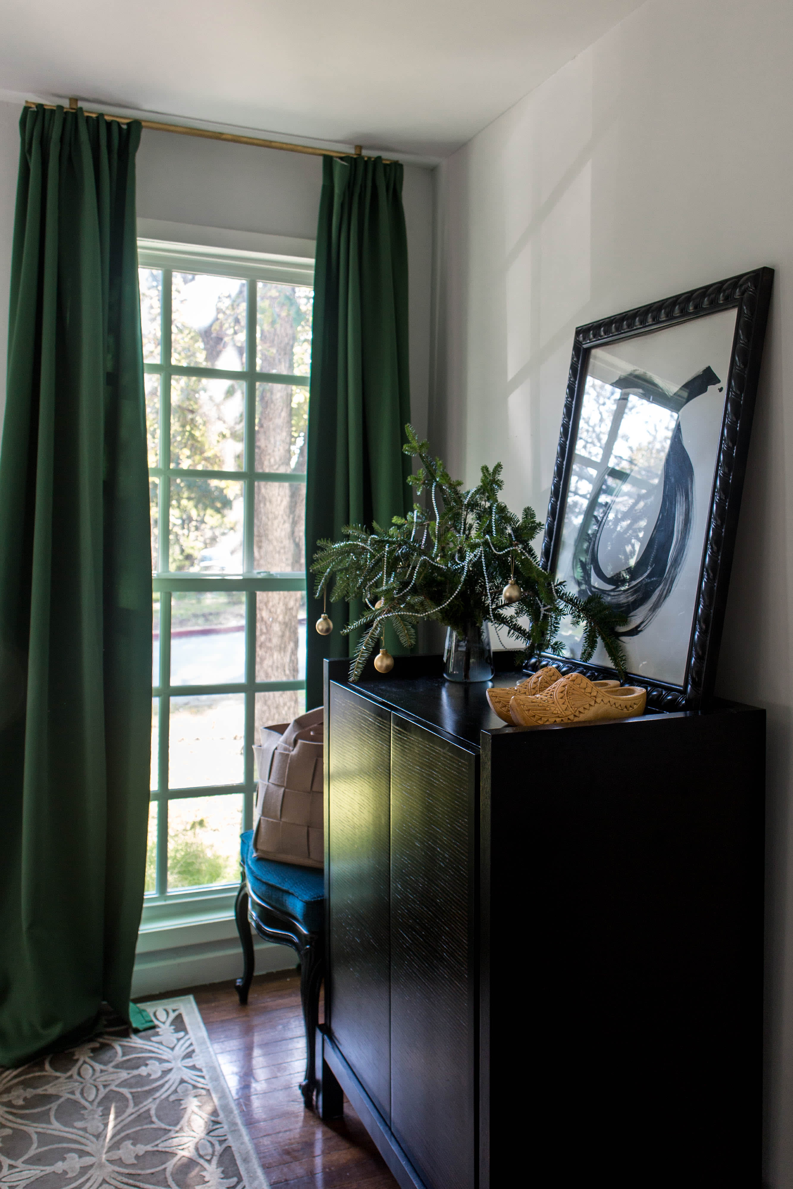 House Tour: A Chic Holiday-ready Austin Bungalow | Apartment Therapy