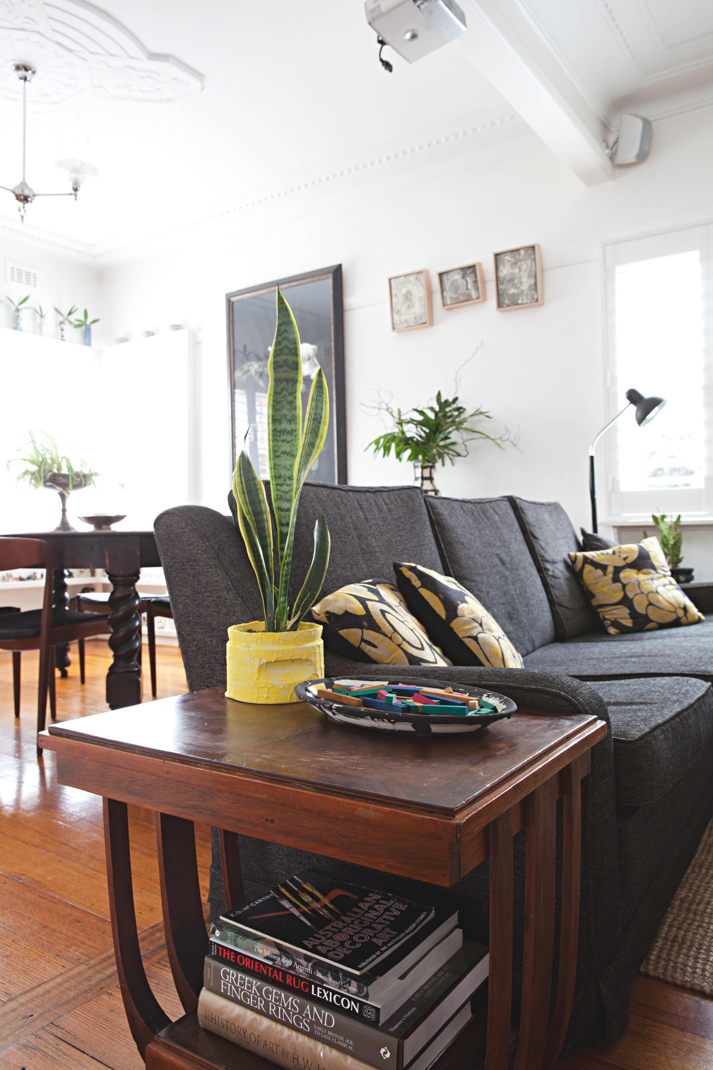 House Tour An Art Deco Art Filled Australian Home Apartment Therapy