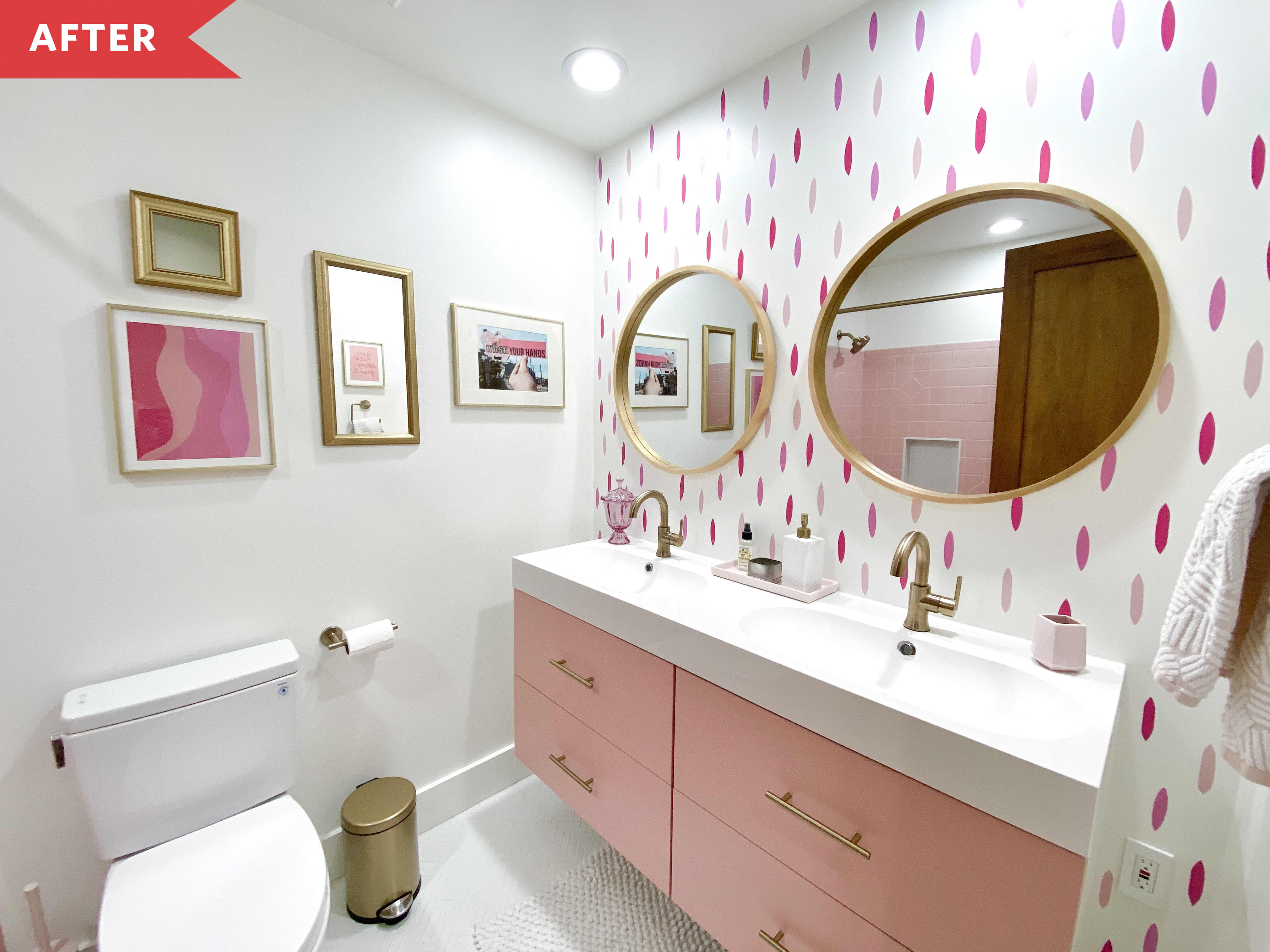 之后：浴室配有白色墙壁，粉红色的艺术品，粉红色的墙贴，粉红色的虚荣。