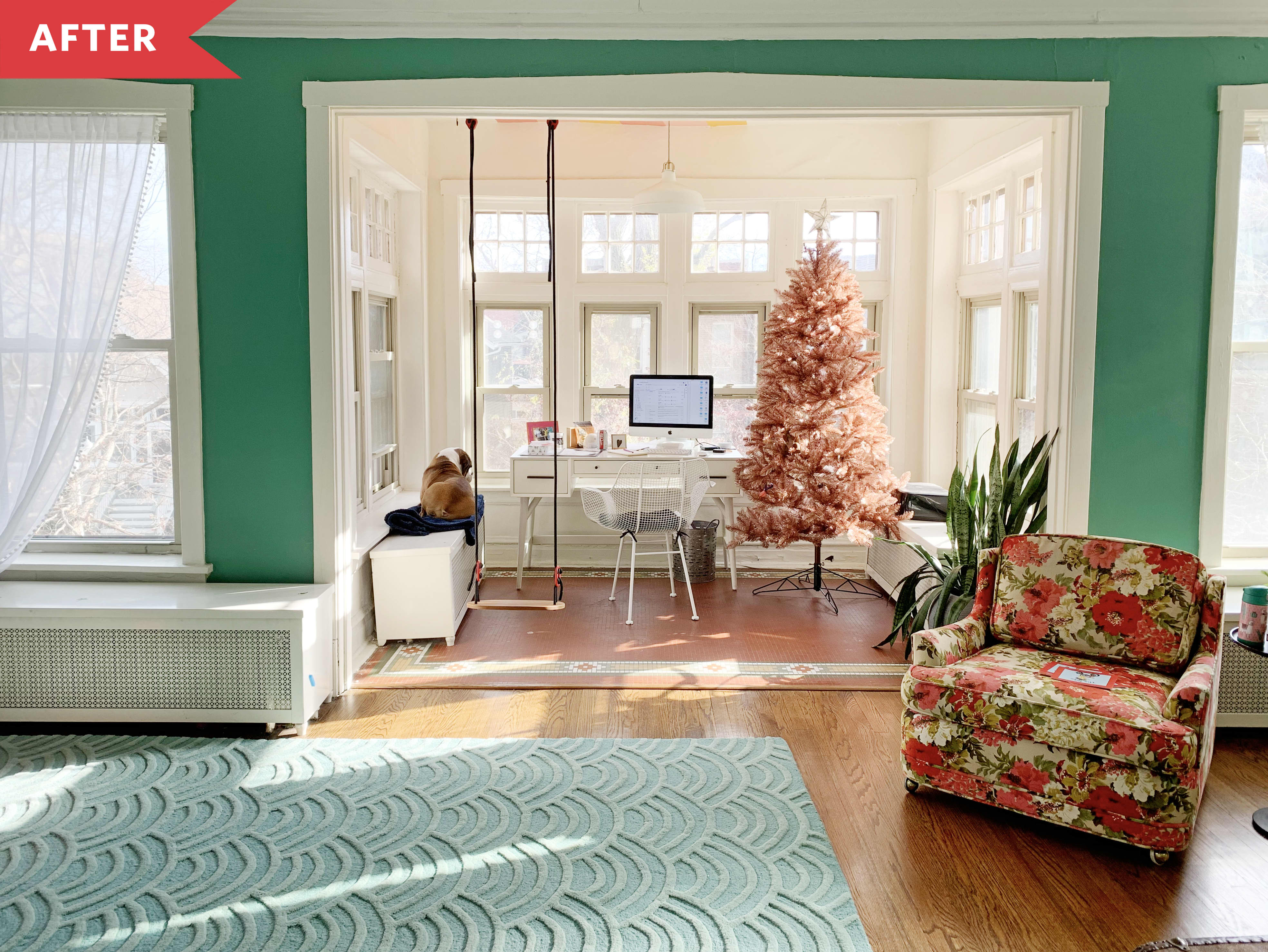 客厅之后：与书桌和椅子的圣诞树