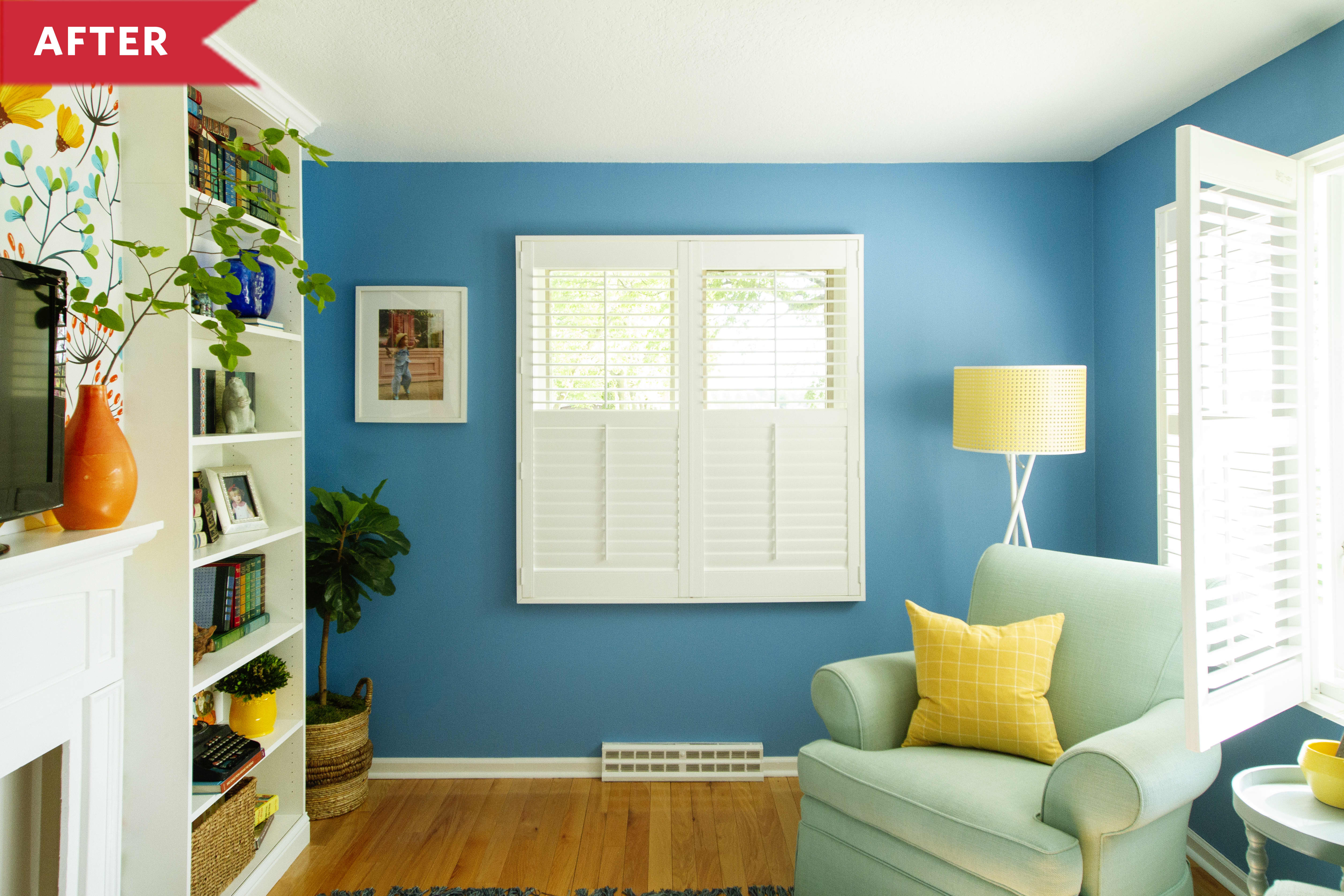 之后:蓝绿色墙壁的客厅，两扇带百叶窗的大窗户，嵌入式书架和一座人造壁炉