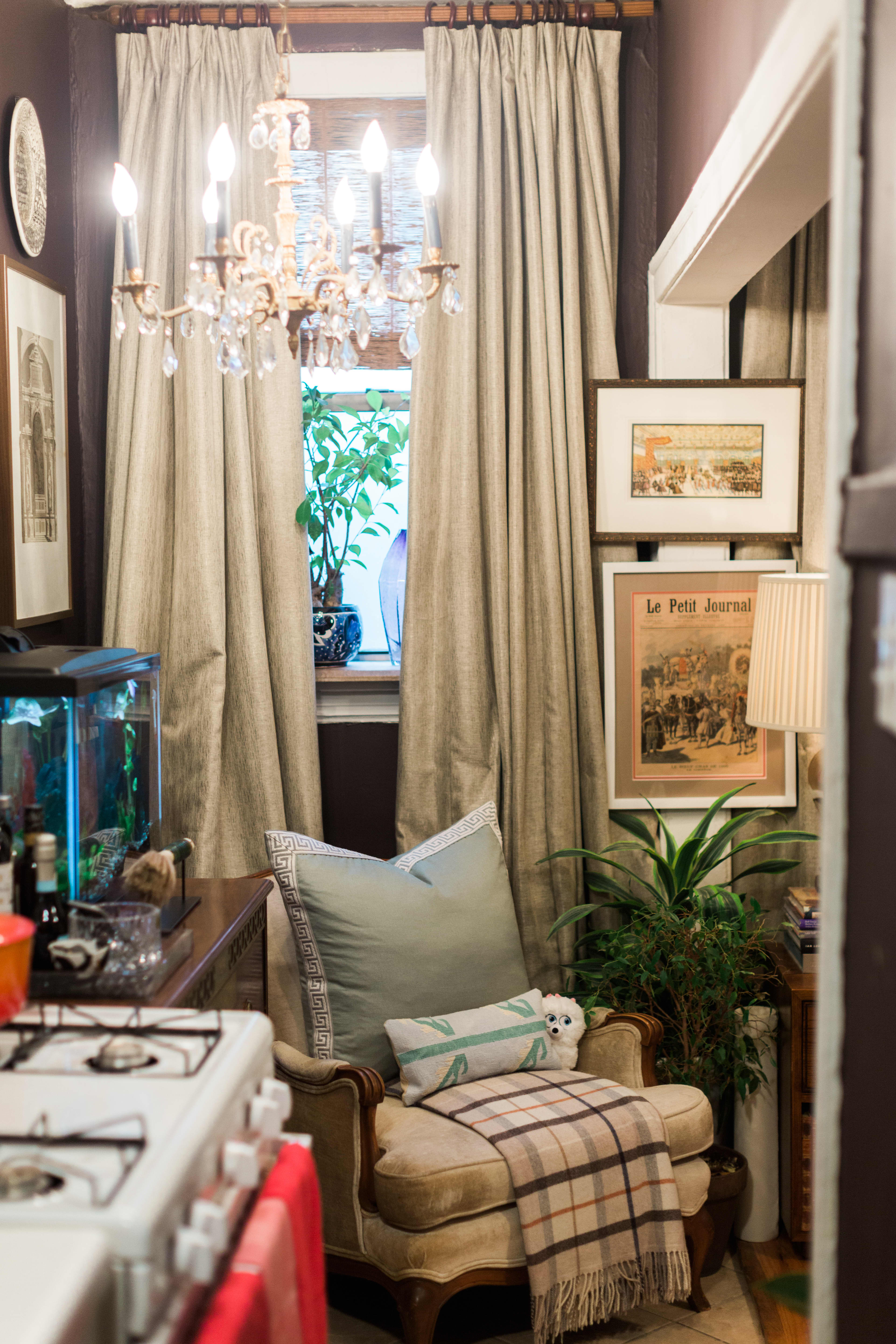 House Tour A Tiny Maximalist Chicago Studio Apartment Apartment Therapy