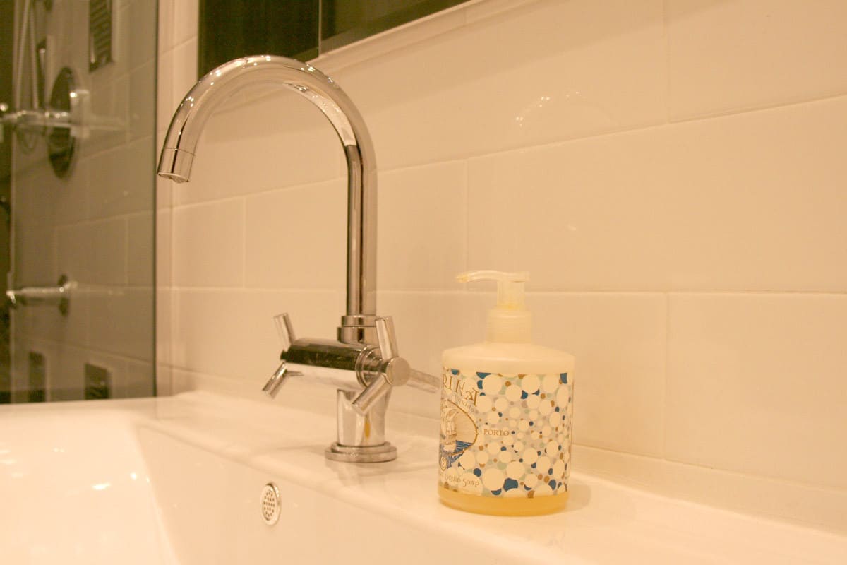 Laura’s Inviting Live / Work Studio Apartment Therapy