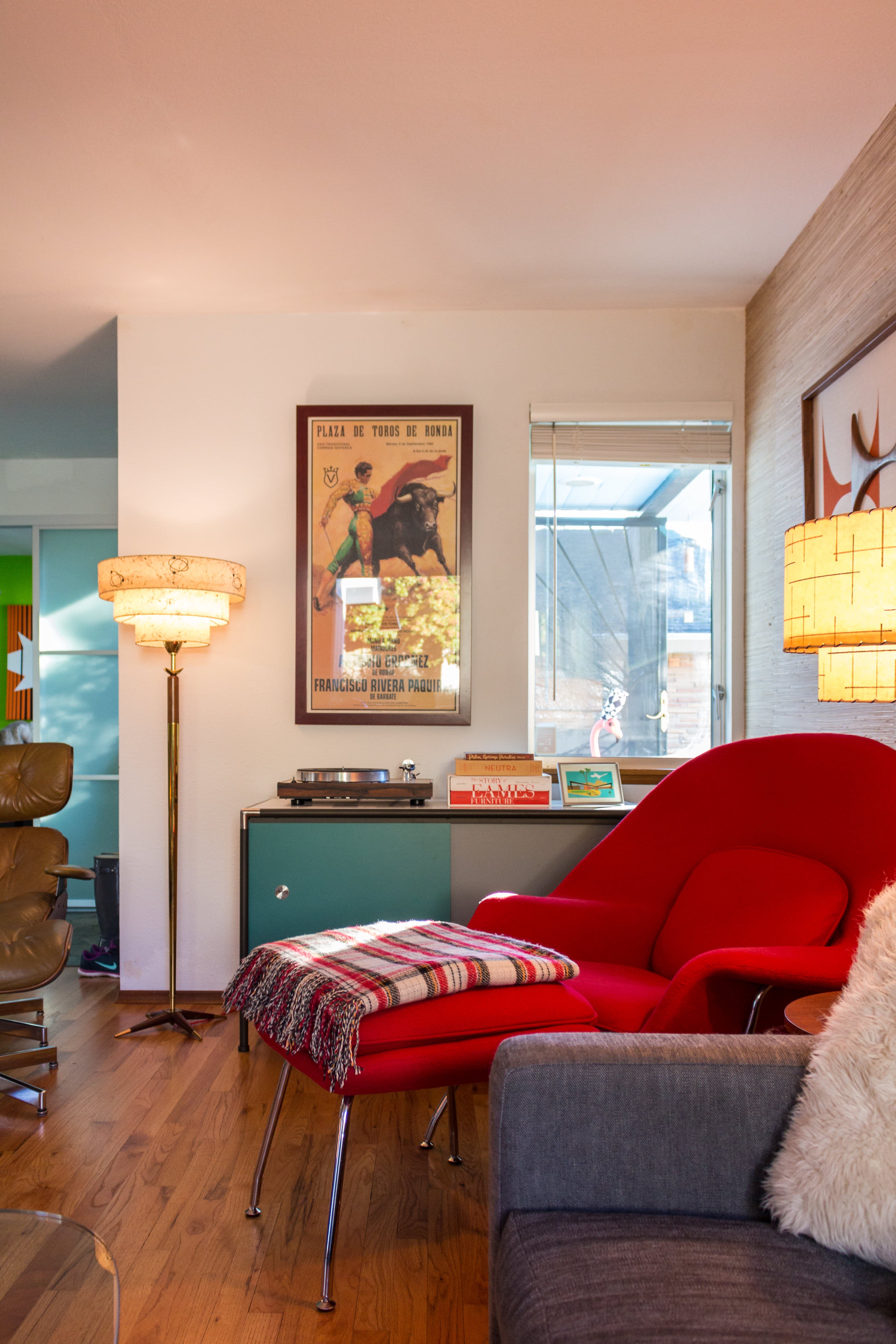 Step Inside a Cozy 50s Apartment