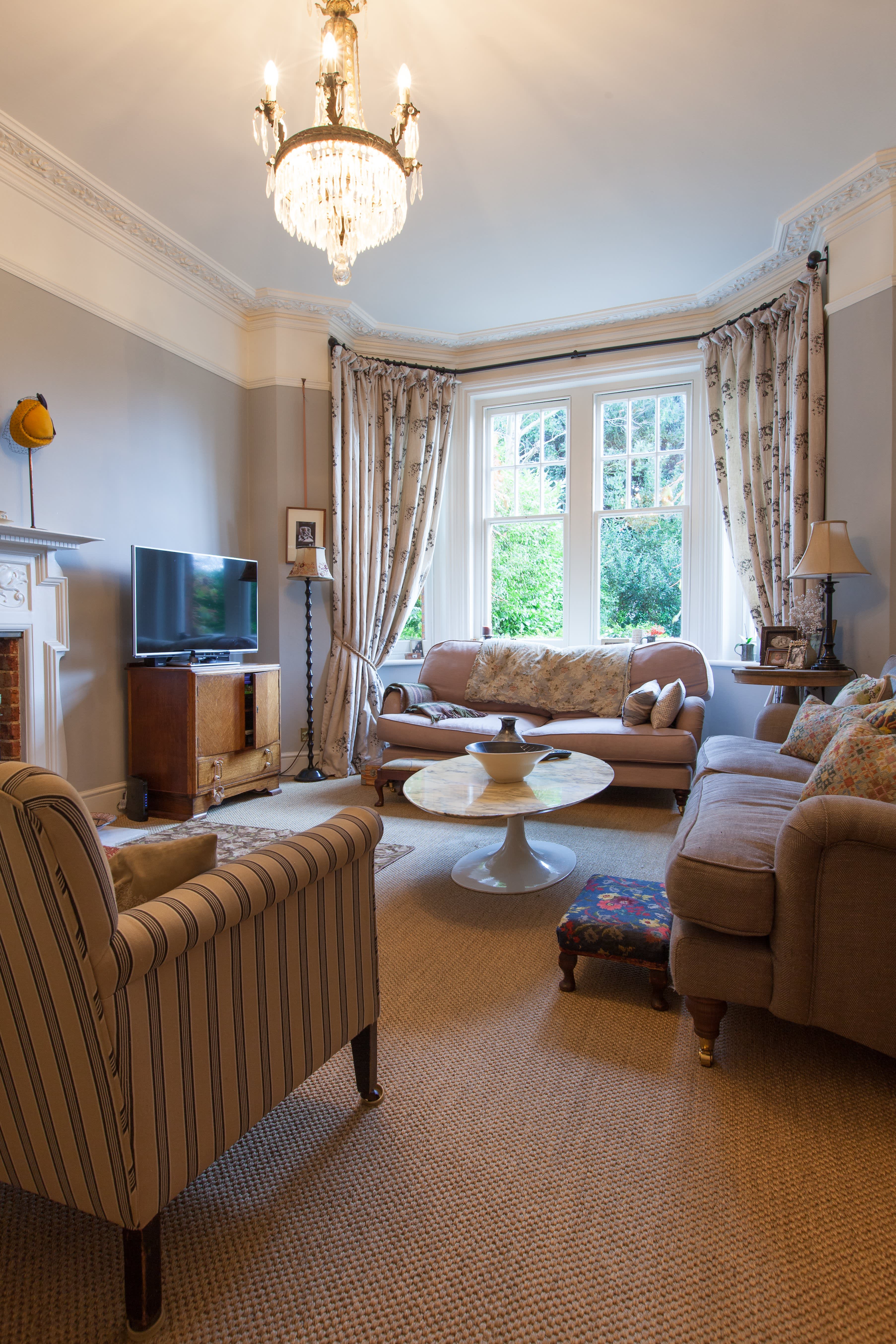 House Tour A Traditional English Victorian Apartment Apartment Therapy