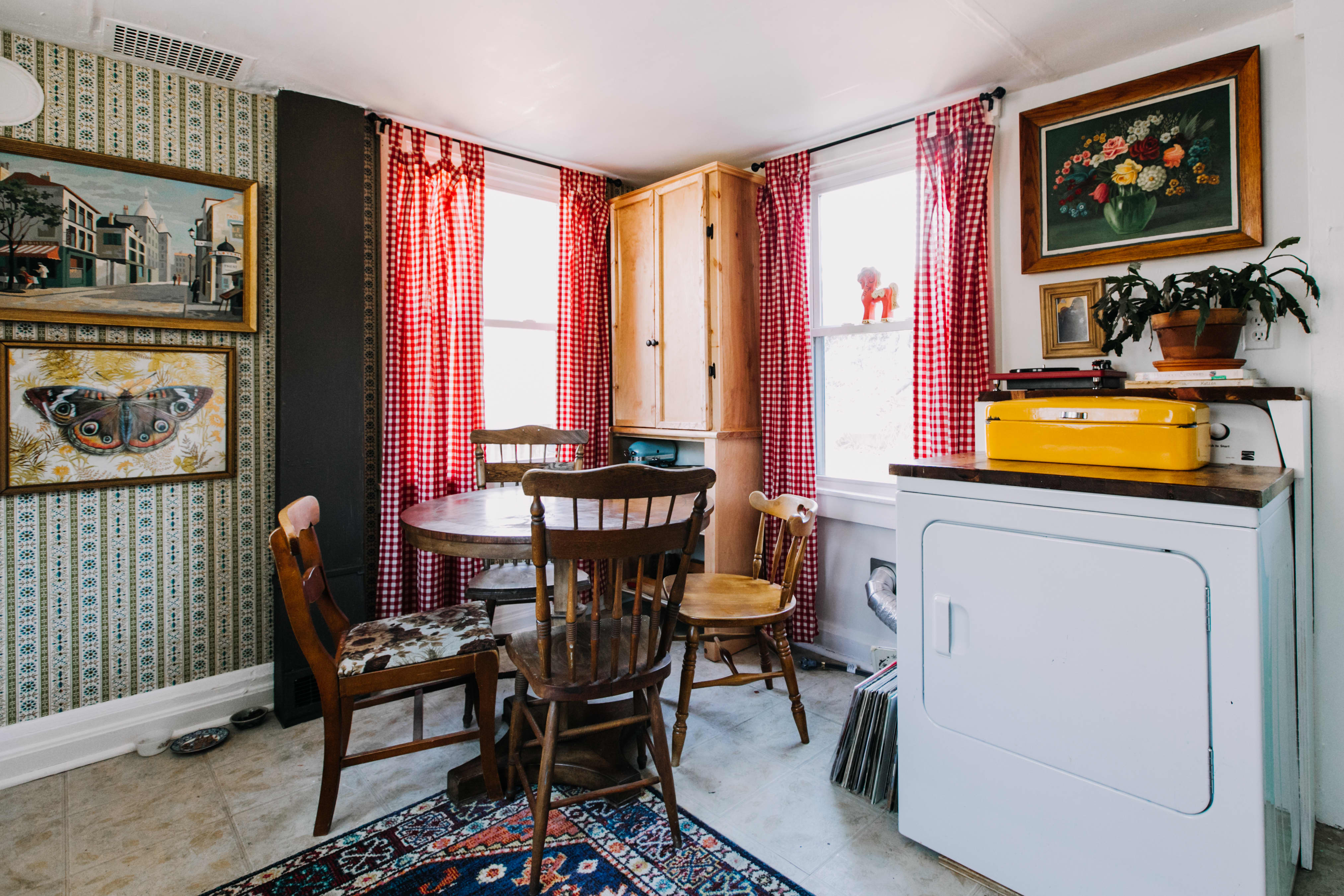 House Tour A Maryland Rental Home of FullTime Artists Apartment Therapy