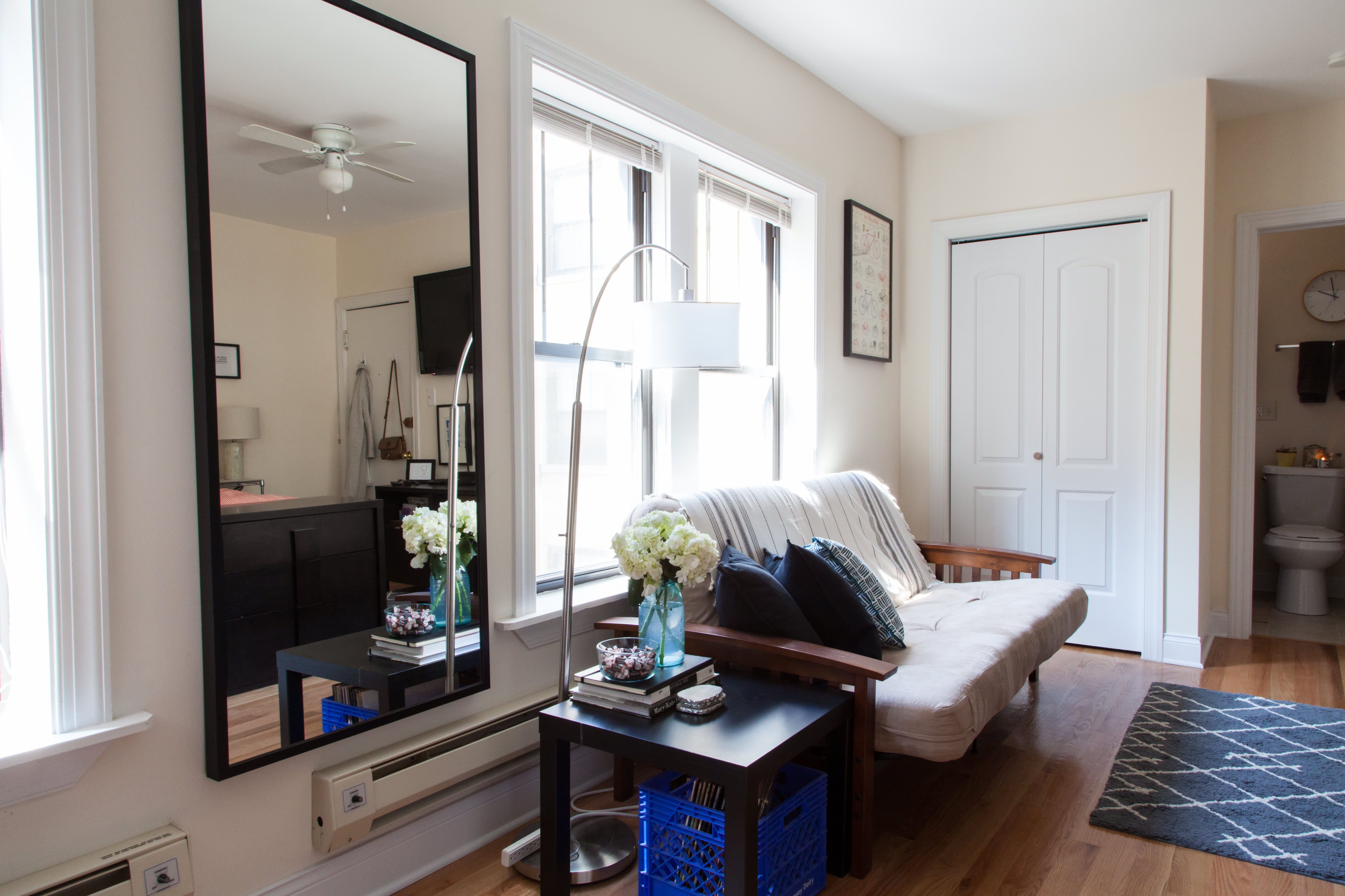 House Tour A LightFilled Chicago Studio Apartment Therapy