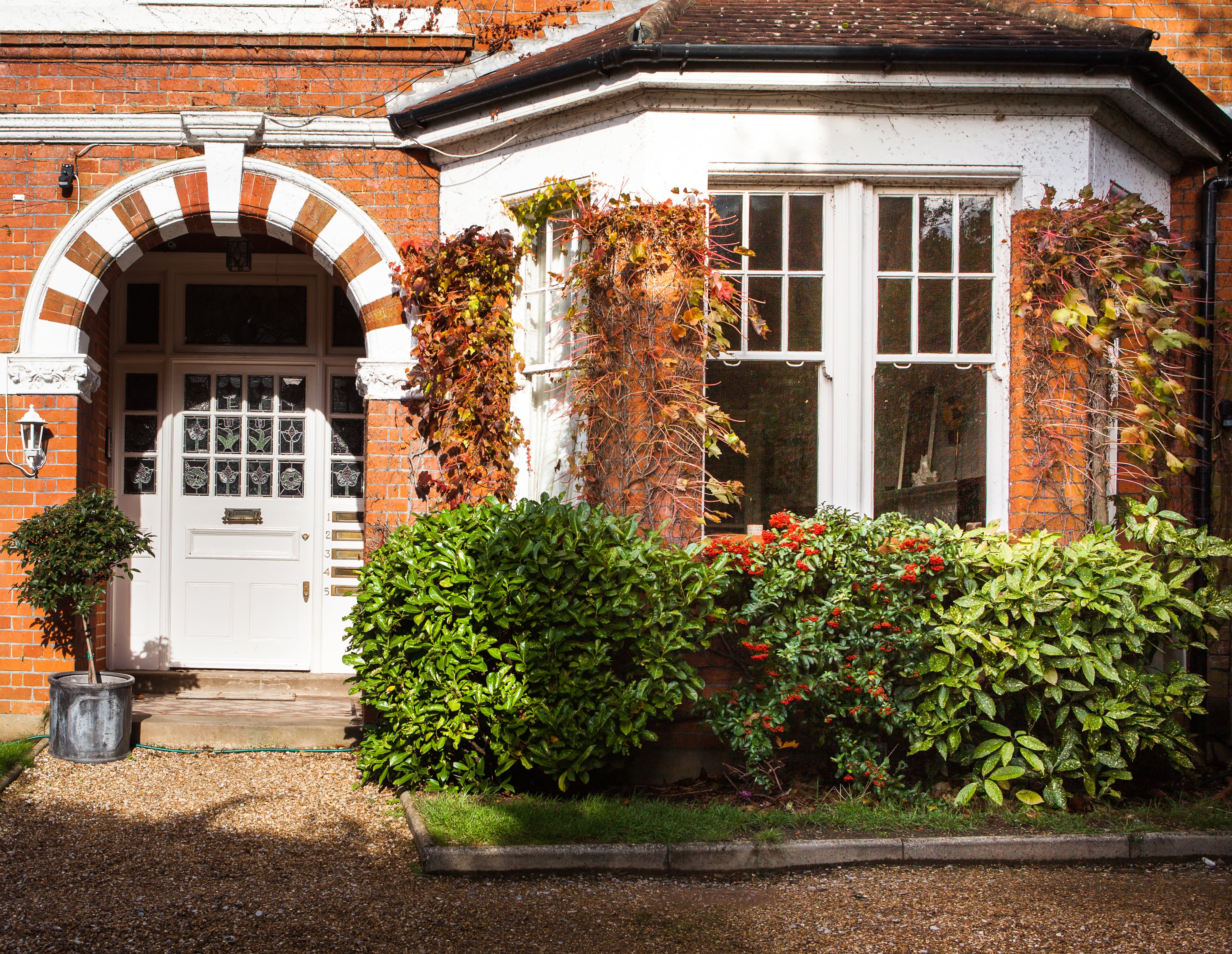 House Tour A Traditional English Victorian Apartment Apartment Therapy