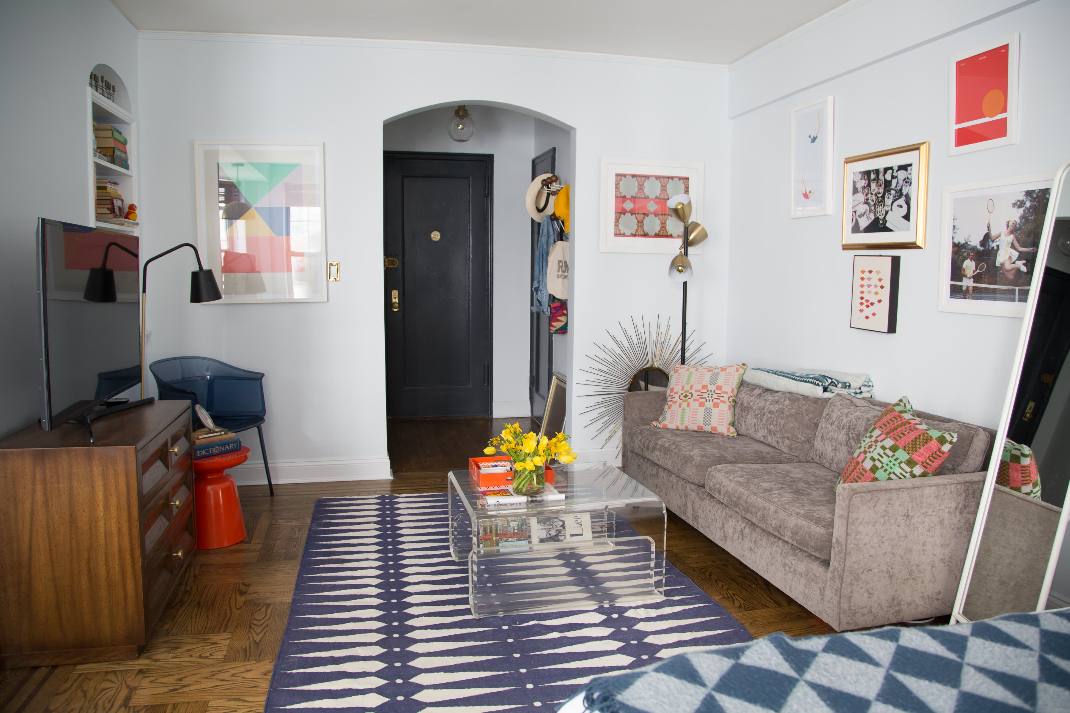 house-tour-a-colorful-450-square-foot-nyc-studio-apartment-therapy