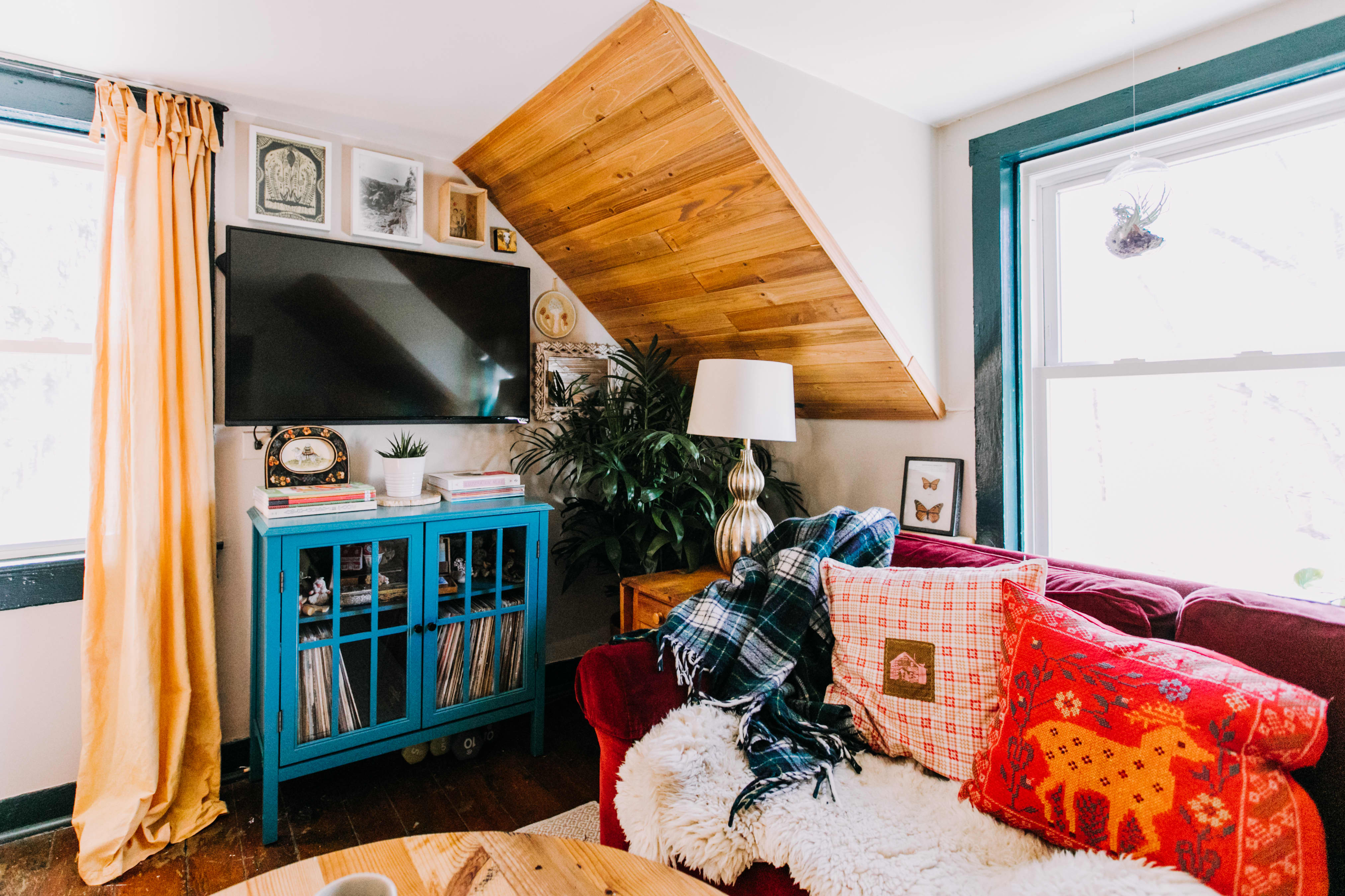 House Tour A Maryland Rental Home of FullTime Artists Apartment Therapy