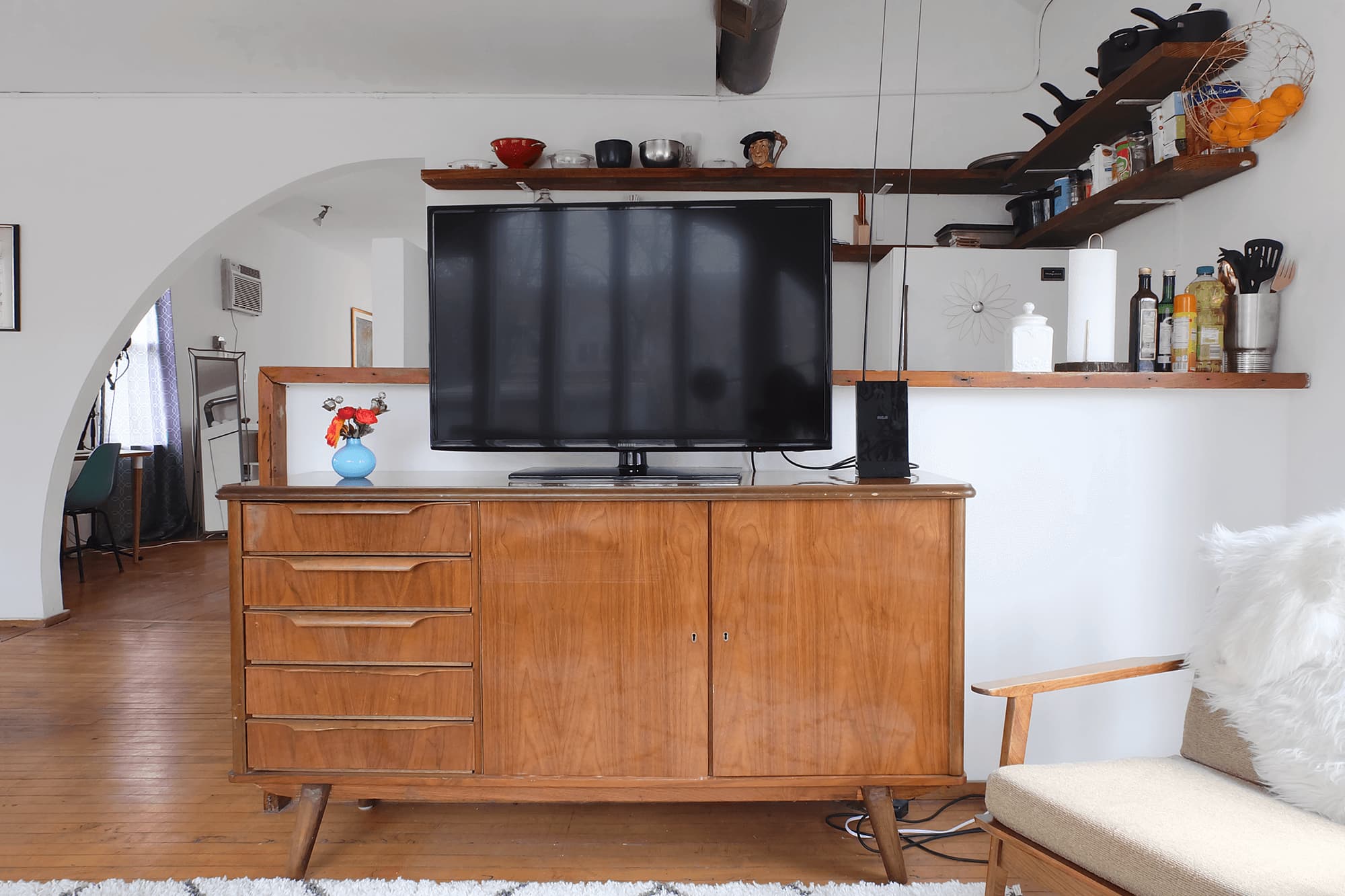 House Tour A Chicago Rental Filled With Repurposed Items Apartment