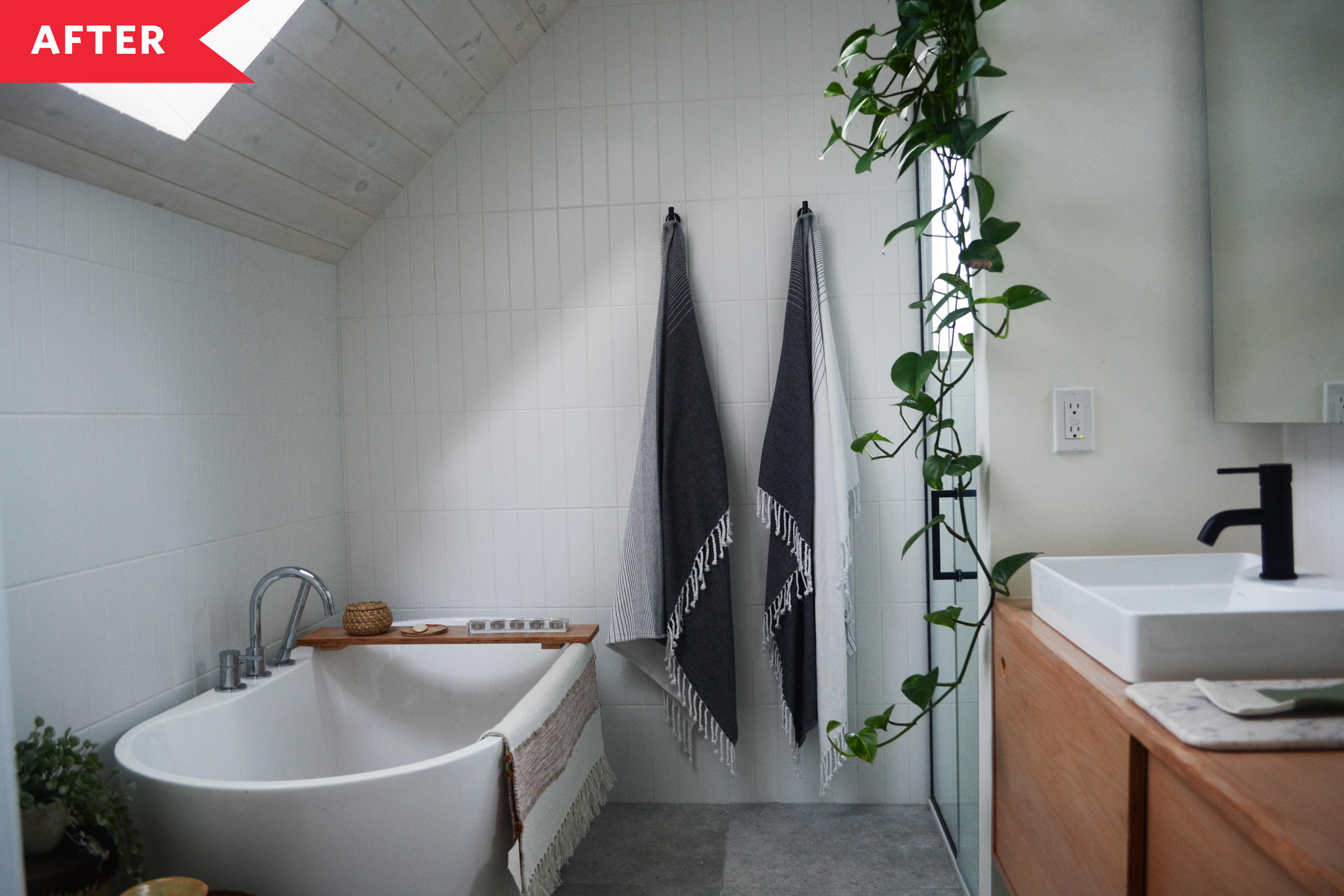 Before and After The 12 Best Bathroom Redos We Saw in 2019 Apartment