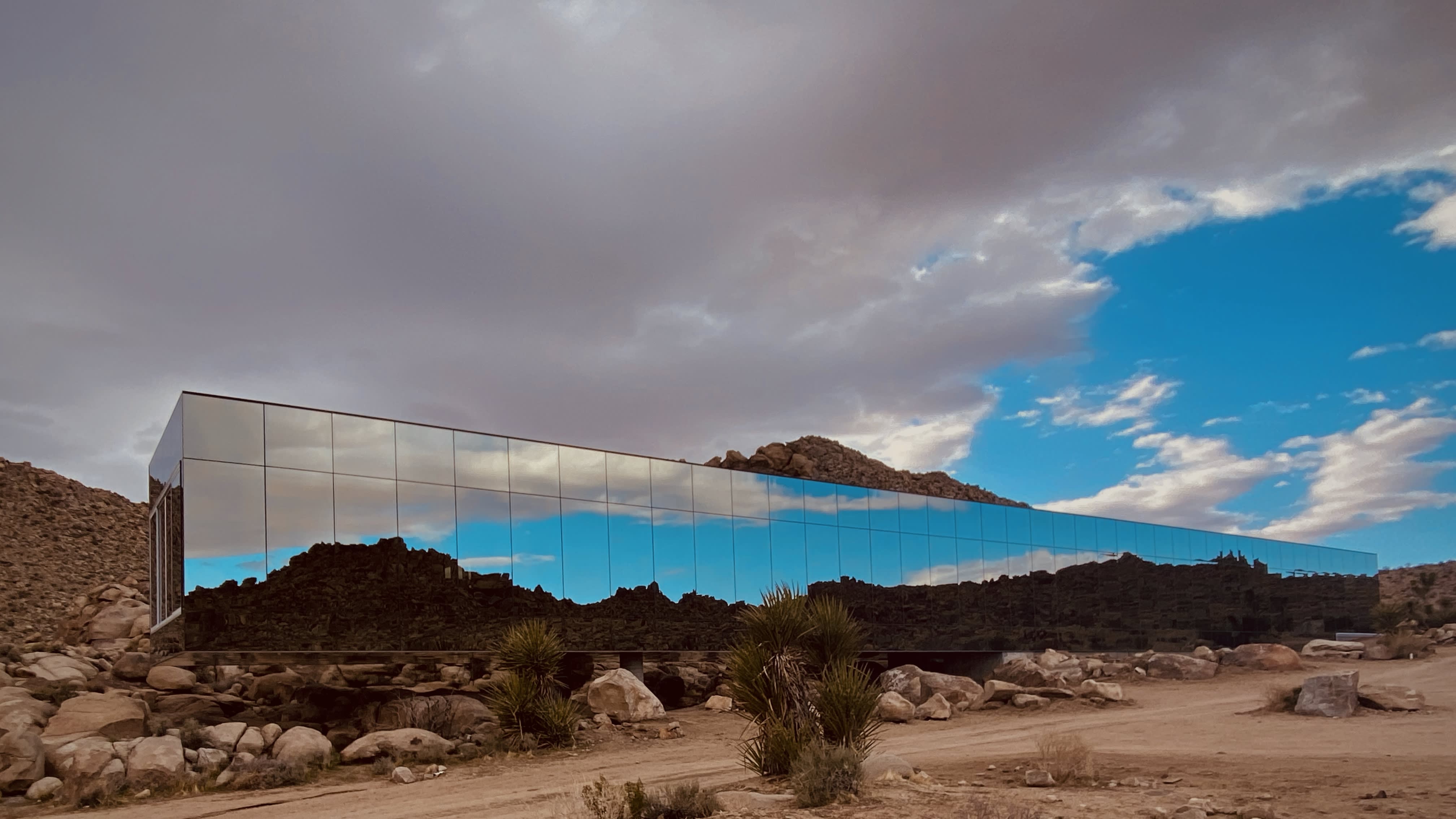 the-invisible-house-in-joshua-tree-apartment-therapy