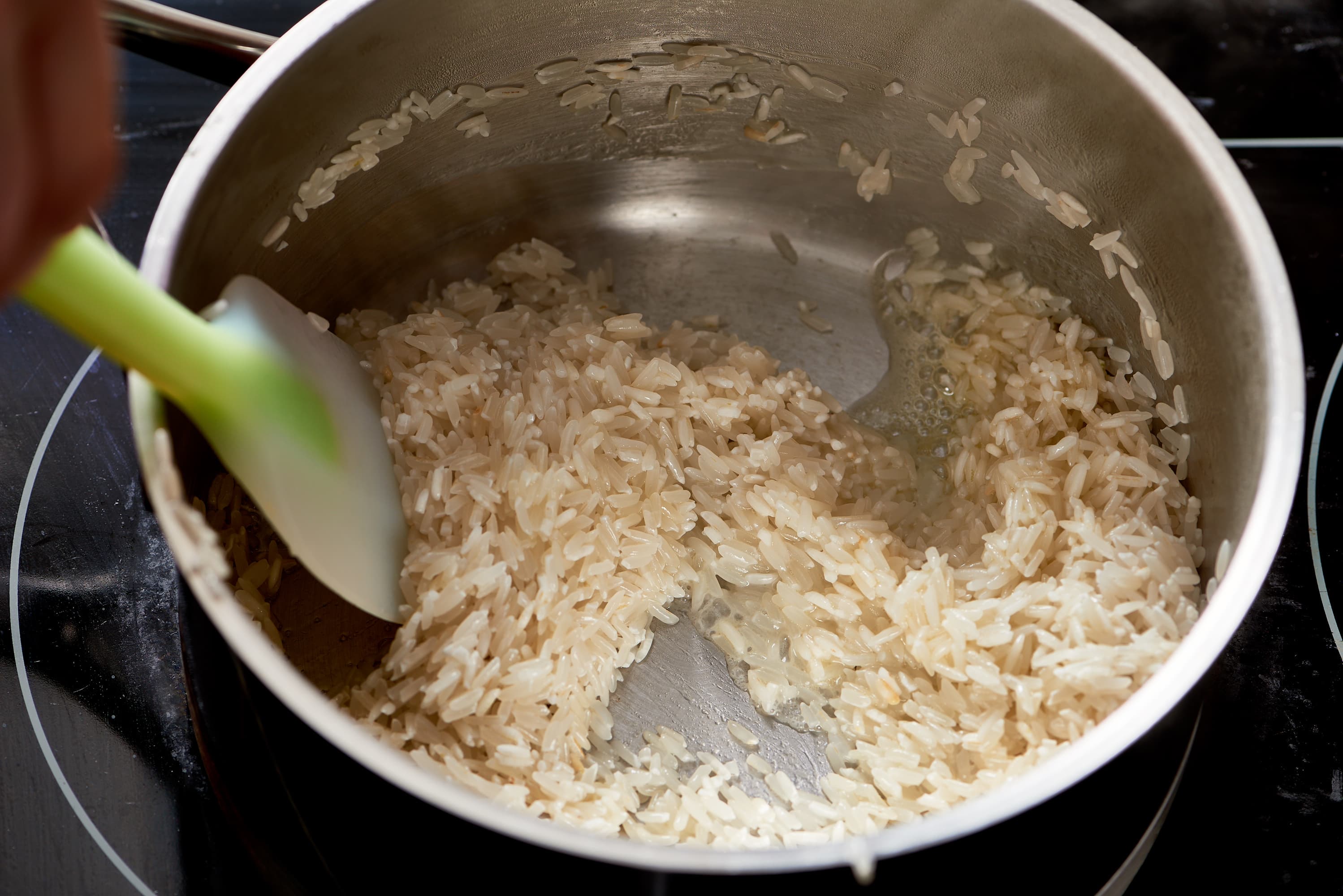 Рис варить в холодной или горячей воде. Рассыпчатый рис в кастрюле. Варка риса для плова. Замоченный рис. Слипшийся рис.