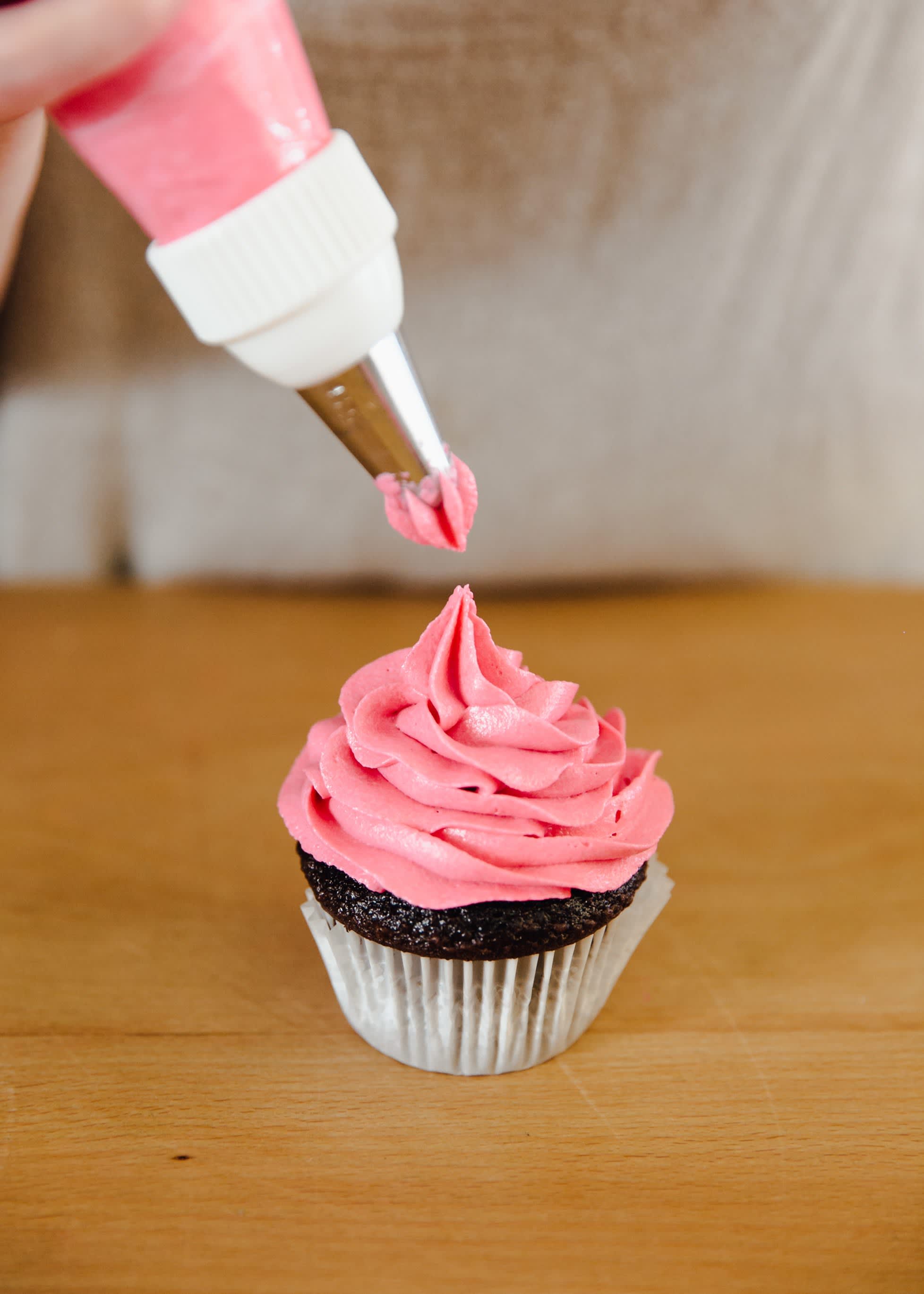 how to pipe icing on cupcakes