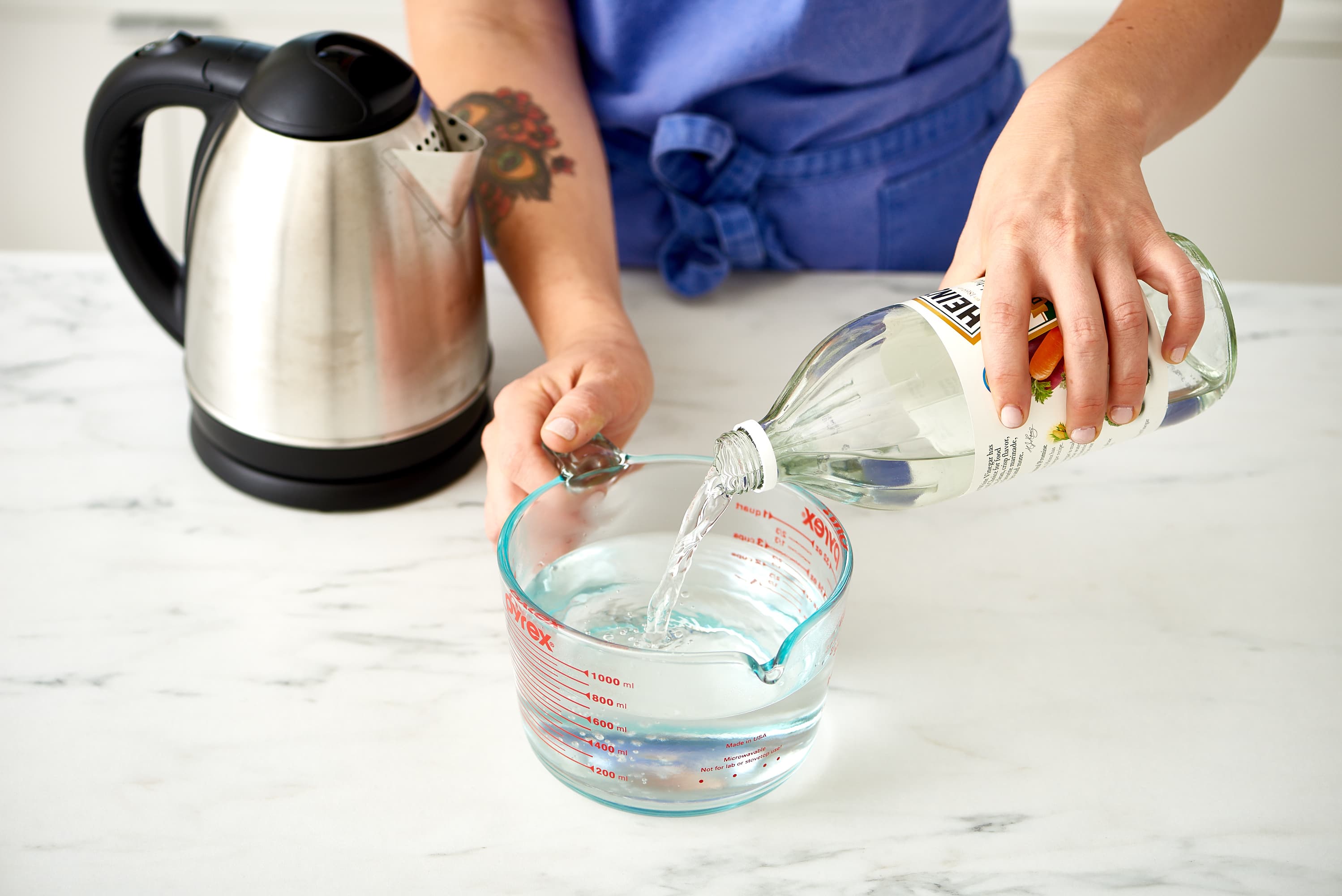 cleaning water kettle with vinegar