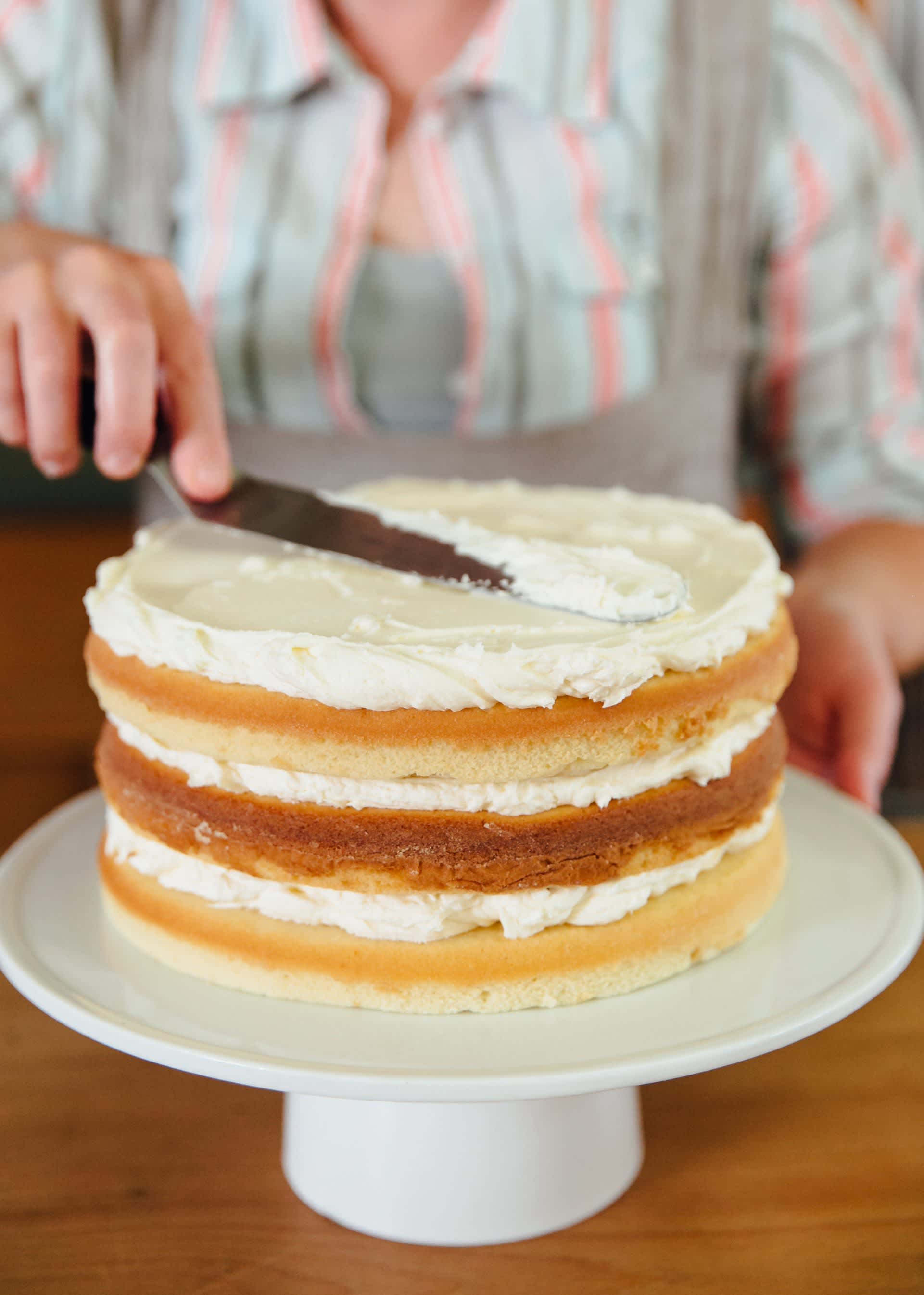 piping edges on cake