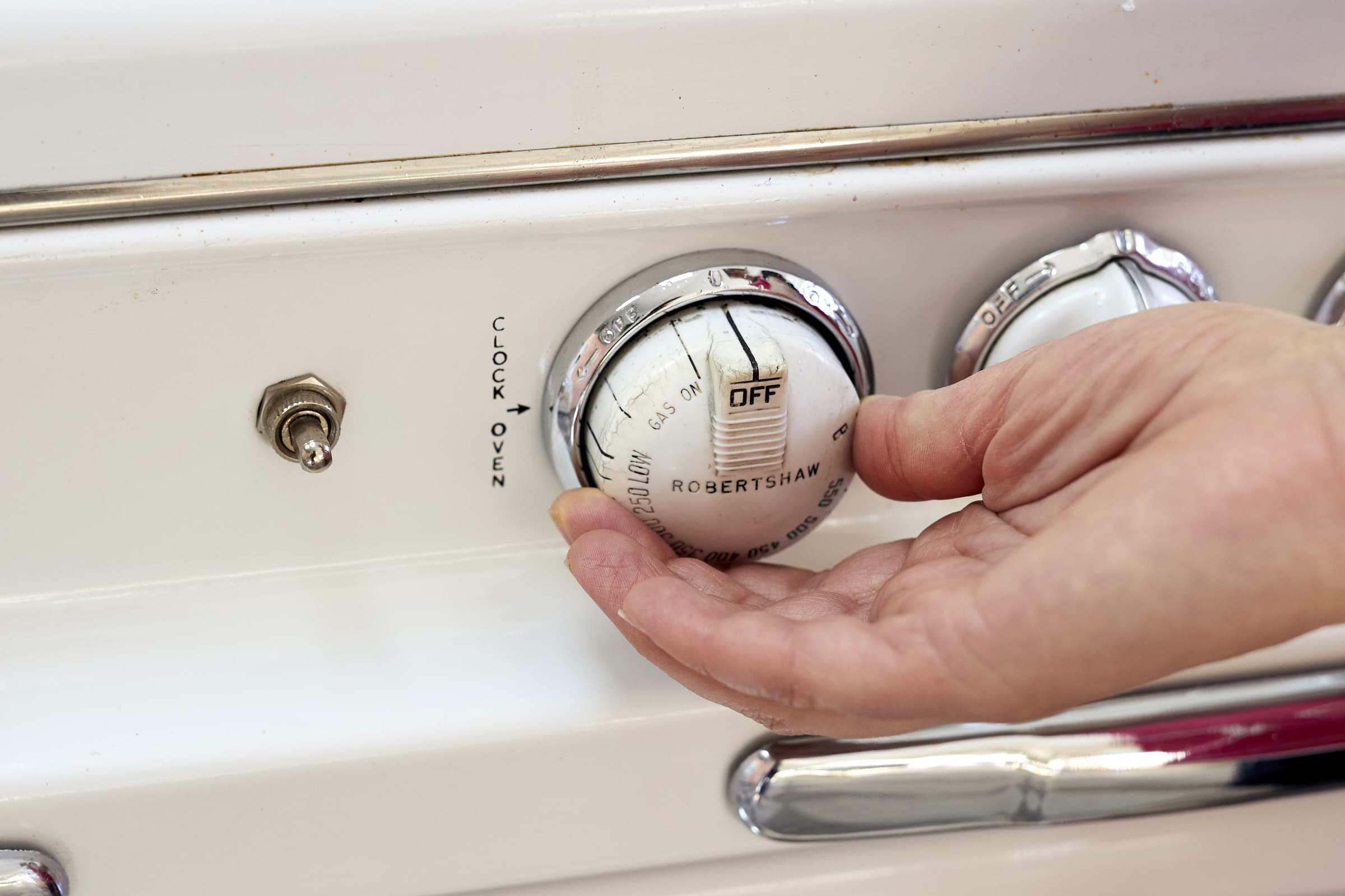 How to Turn On the Gas Oven
