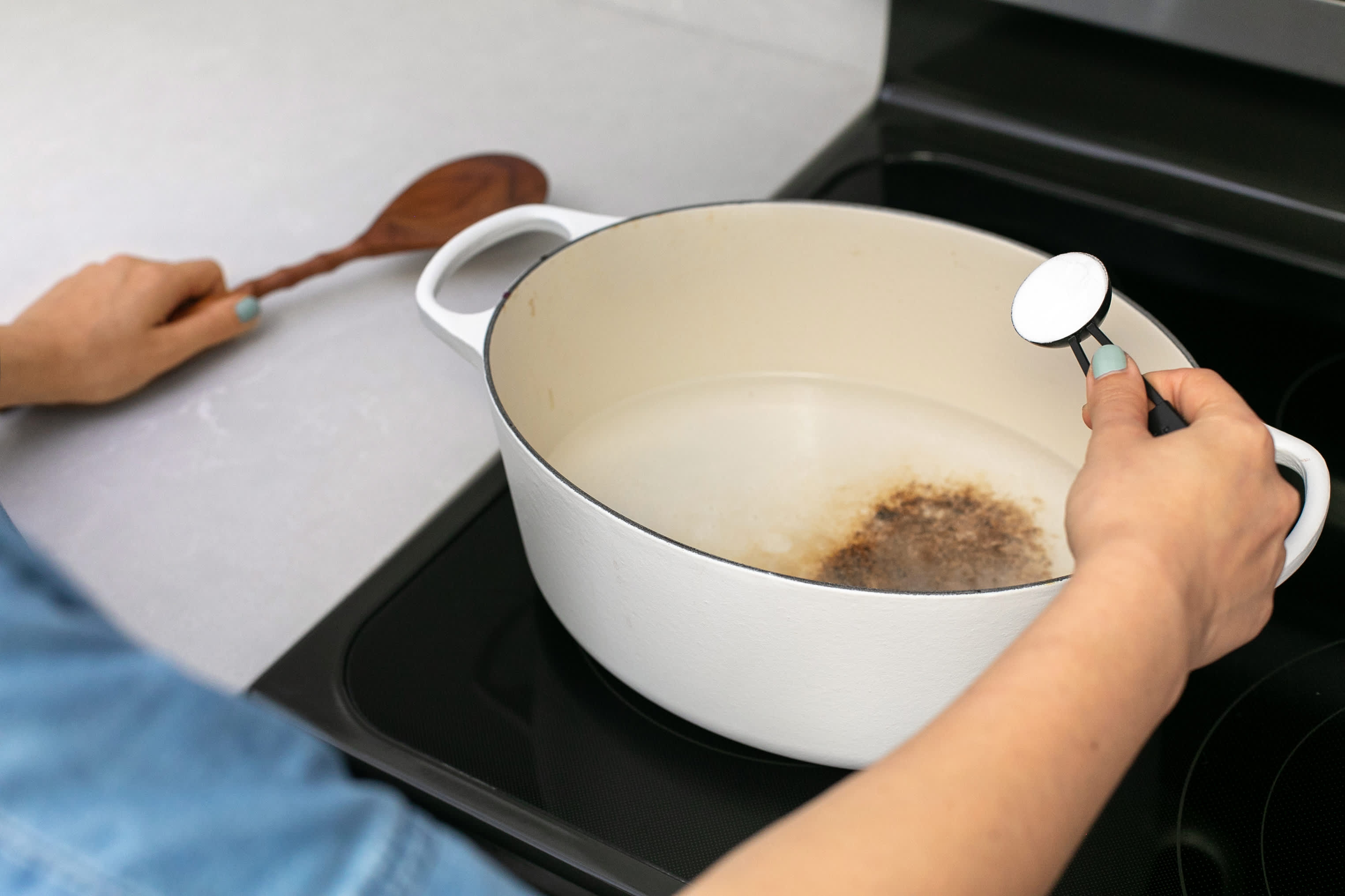 Чем отмыть пот. Чистят кастрюлю\. Как очистить эмалированную посуду. Чистка кастрюли уксусом. Посуда с пригоревшей пищей.