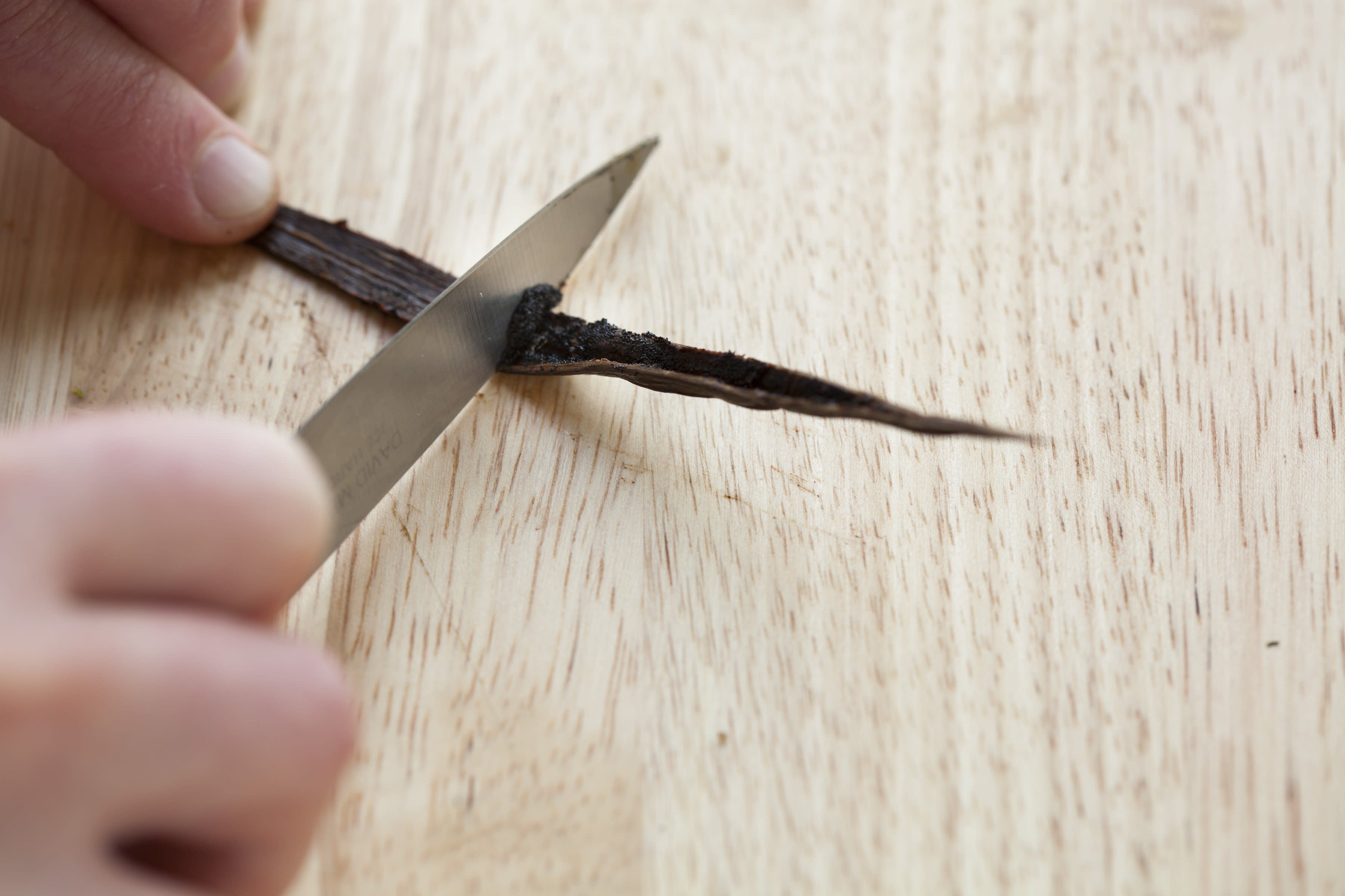 How to scrape a vanilla bean