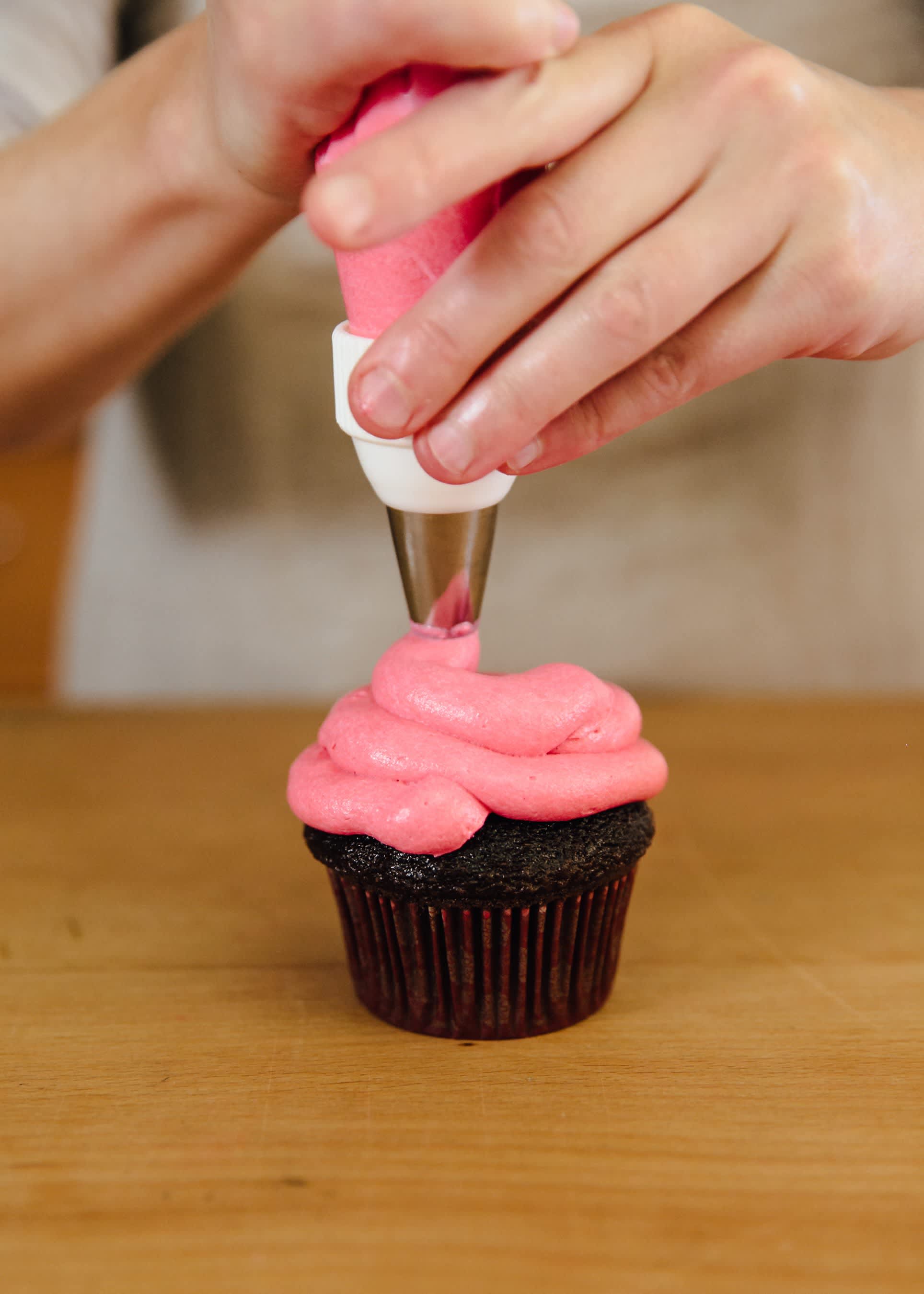 How To Frost a Cupcake 5 Easy Ways Kitchn