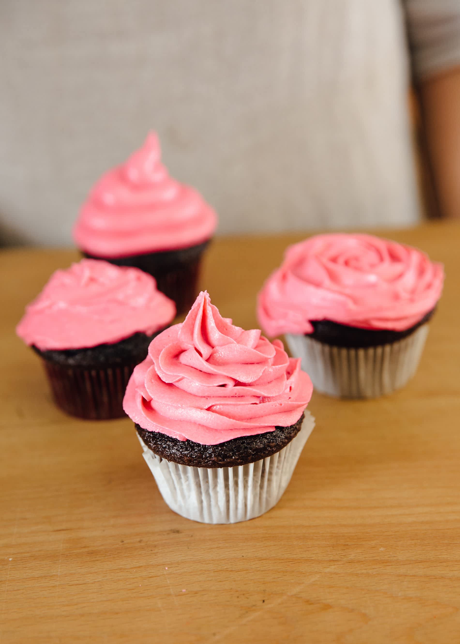 How To Frost a Cupcake 5 Easy Ways Kitchn